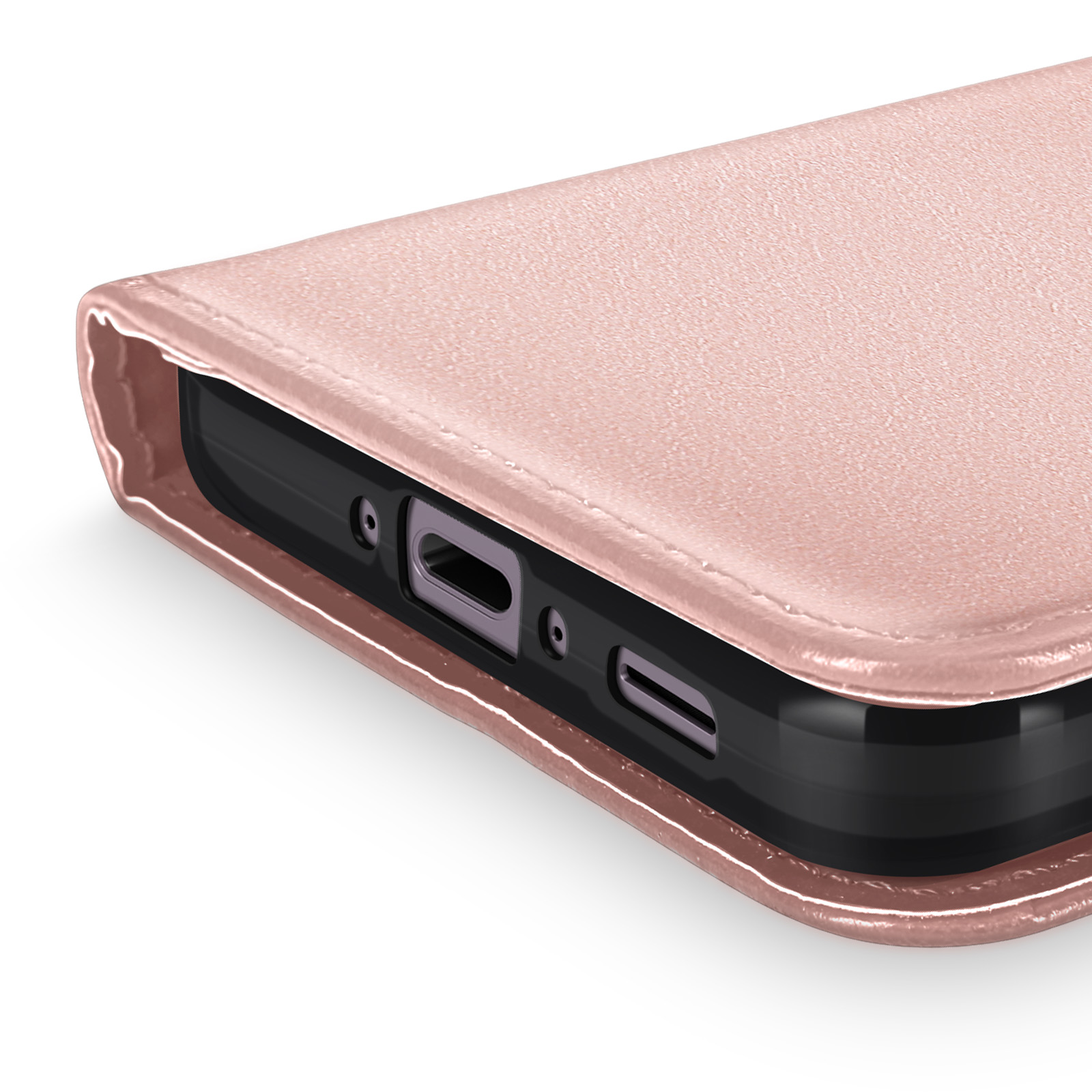 Gros plan sur un étui de téléphone or rose, montrant les ports et le côté. Il est brillant et texturé.