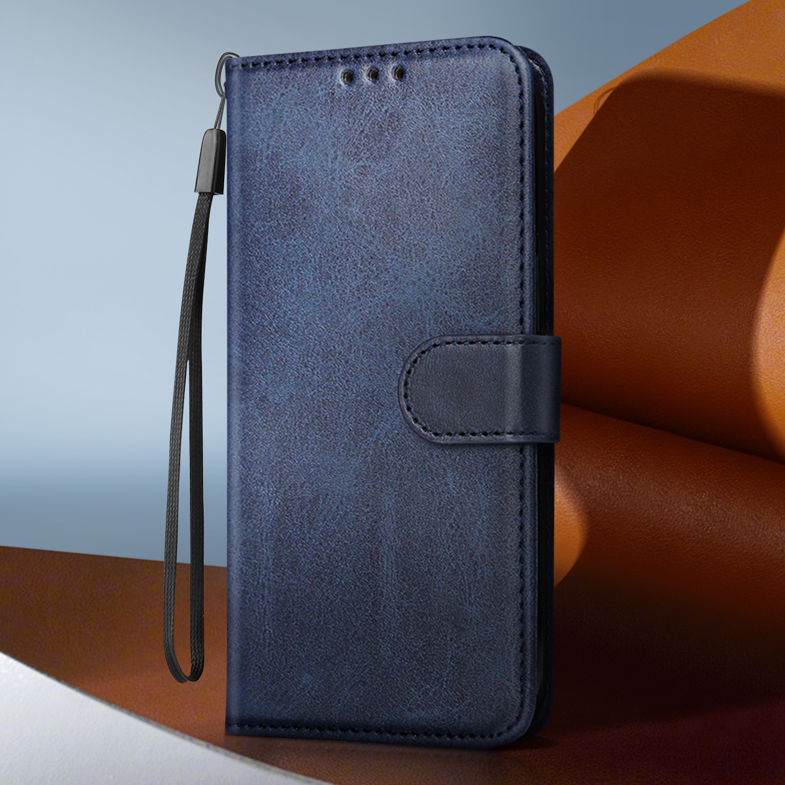 Custodia per telefono in pelle blu con cinturino. Copertura chiusa con bottone.