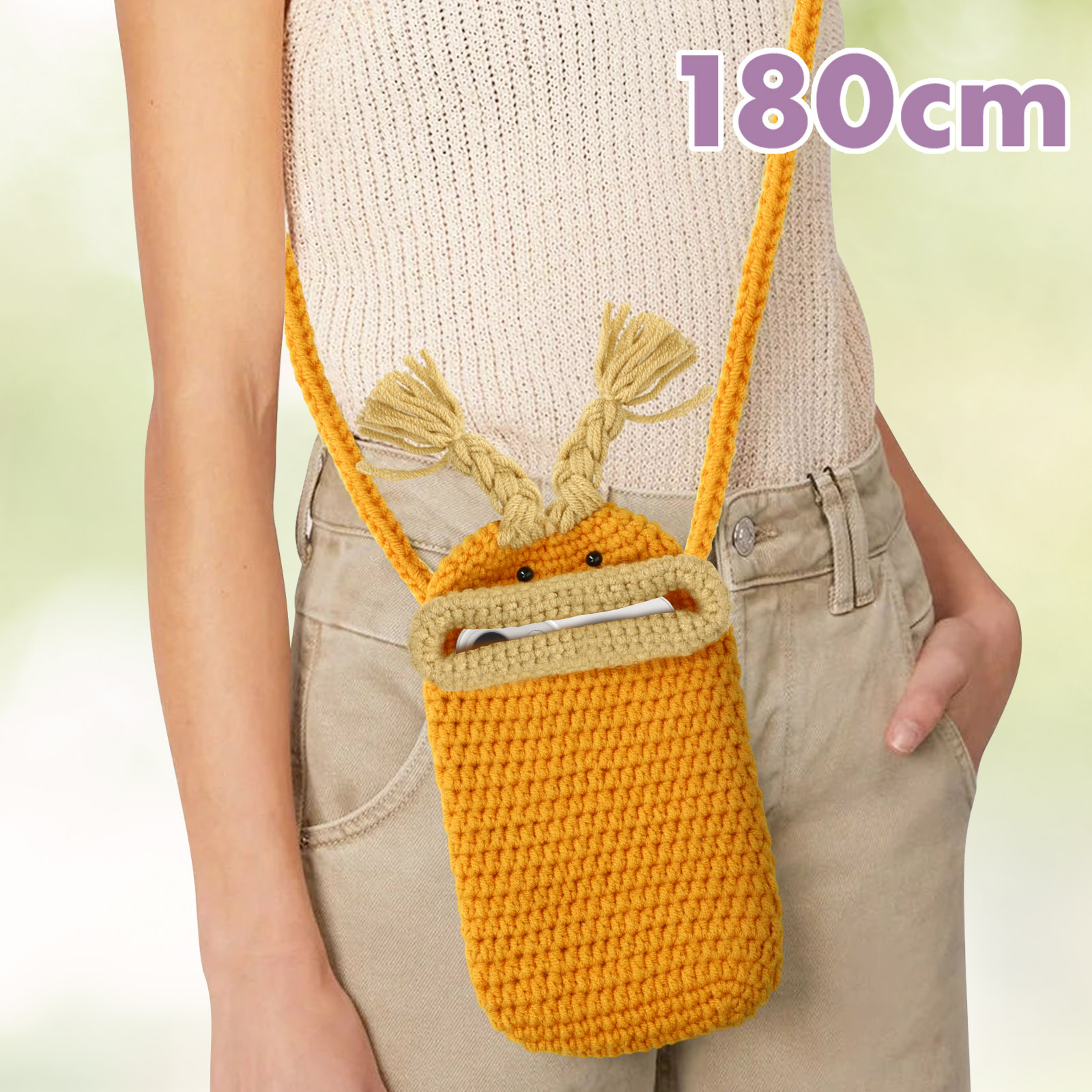 Donna con borsa per telefono lavorata a maglia arancione. Il testo recita '180cm'.