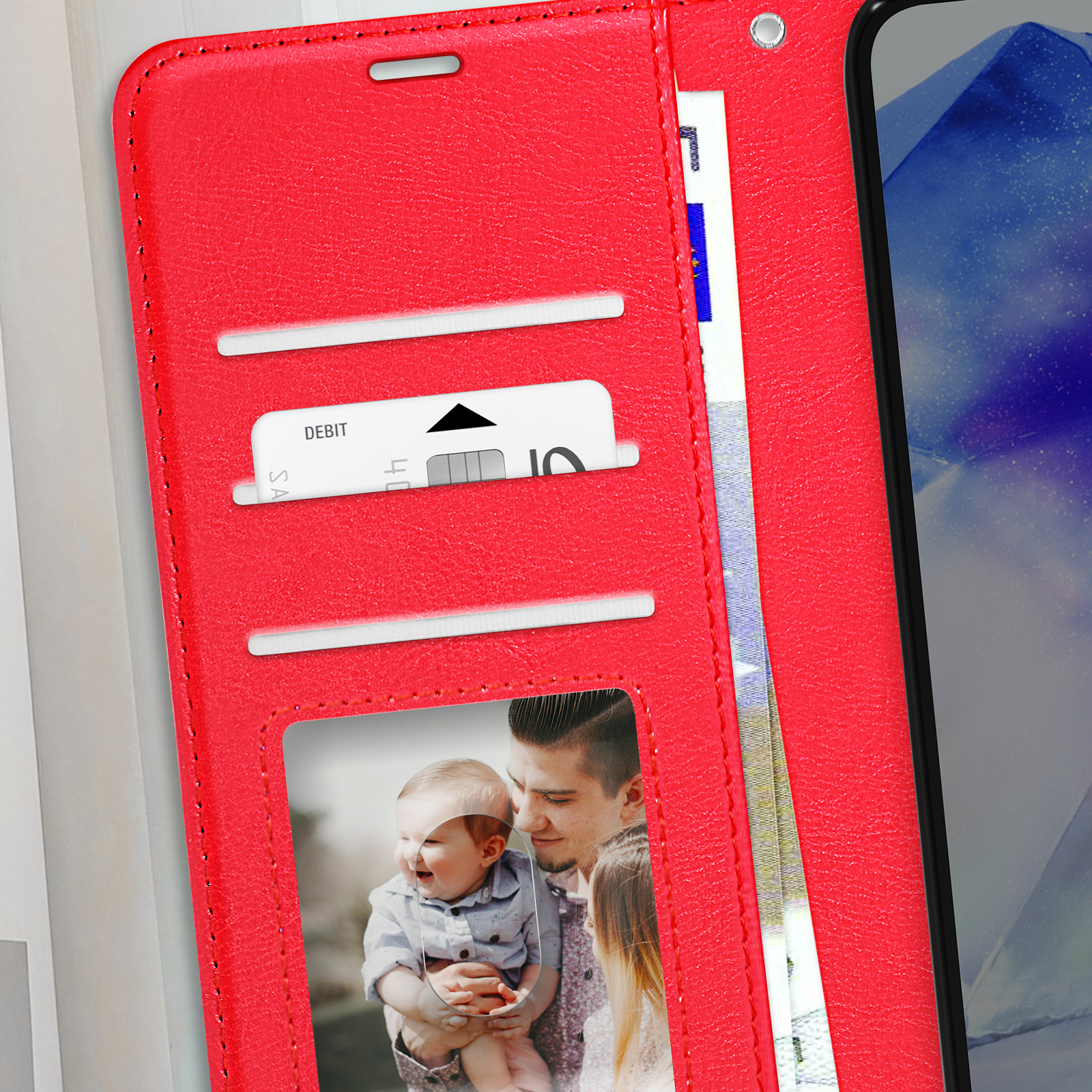 Rote Handyhülle offen, zeigt eine Debitkarte, ein Familienfoto und Geld.
