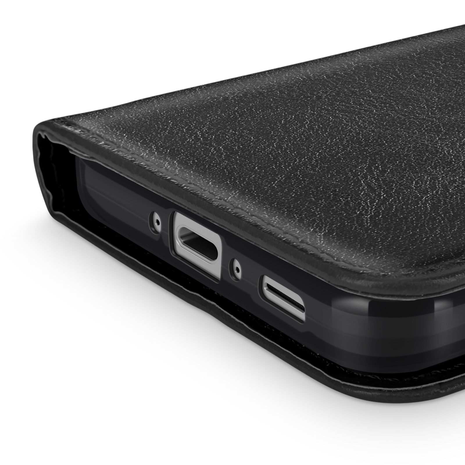 Gros plan du bord inférieur d'un téléphone noir avec un étui en cuir noir. Il y a des ports de charge et des haut-parleurs.