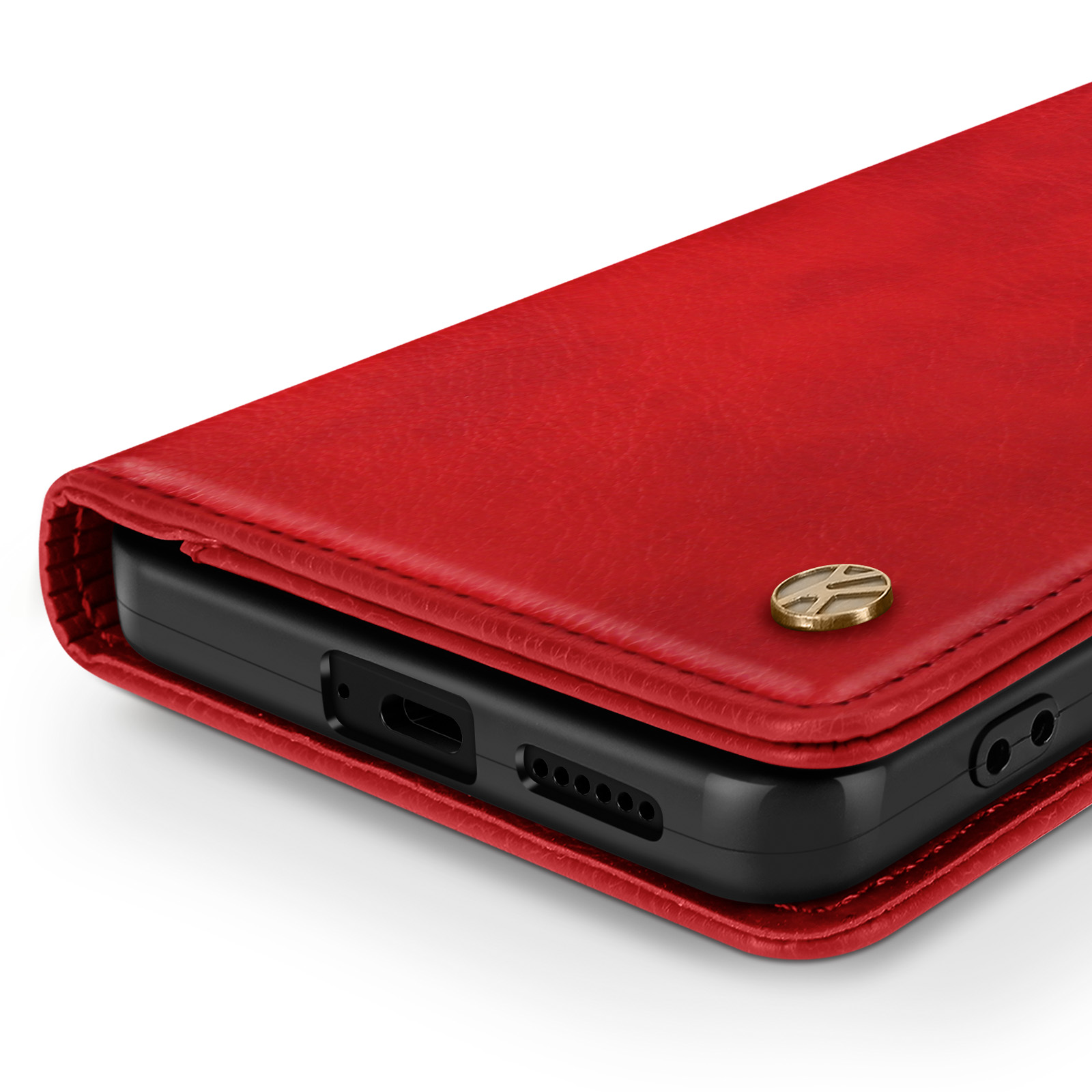 Primo piano del bordo inferiore di un telefono in una custodia in pelle rossa. C'è un bottone dorato sulla pelle.