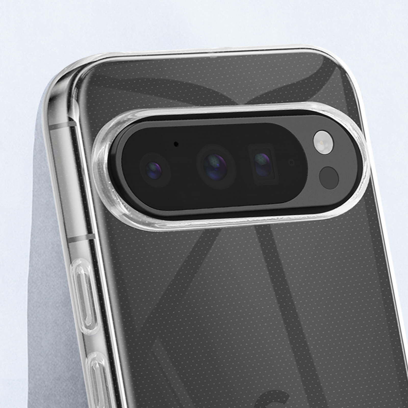 Primo piano della fotocamera di un telefono all'interno di una custodia trasparente.