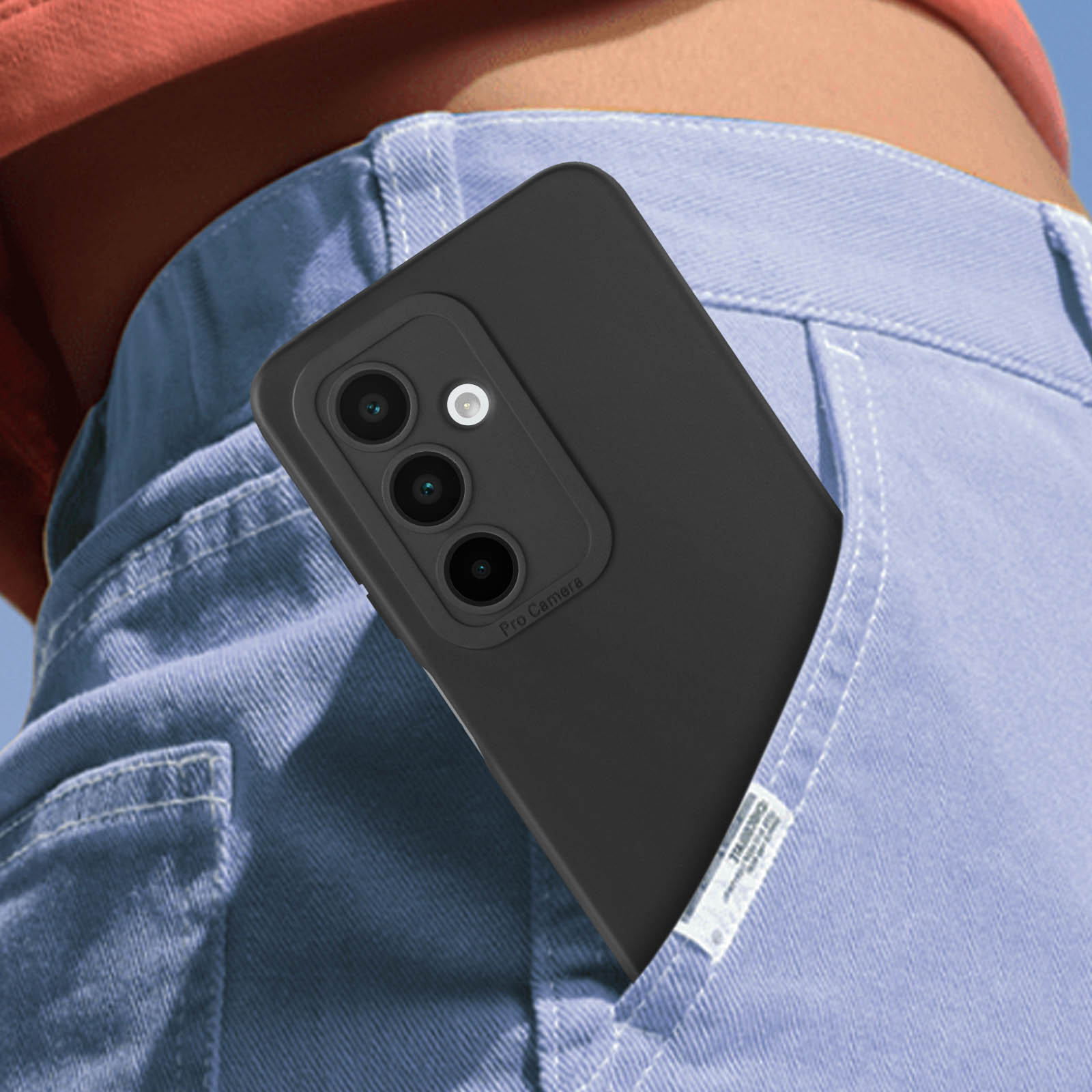 Telefono nero in tasca. Custodia per telefono con obiettivo. Jeans blu.
