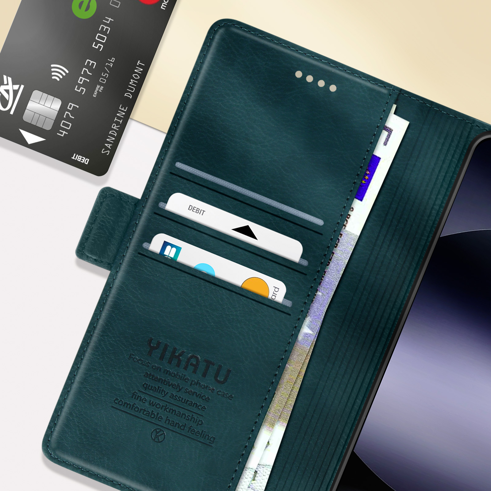 Custodia per telefono con fessure per carte. All'interno ci sono una carta di debito e altre carte.