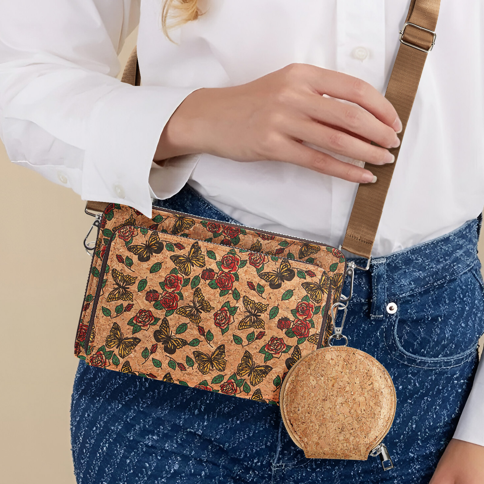 Frau mit einer Umhängetasche mit Blumenmuster und einer kleinen runden Geldbörse.
