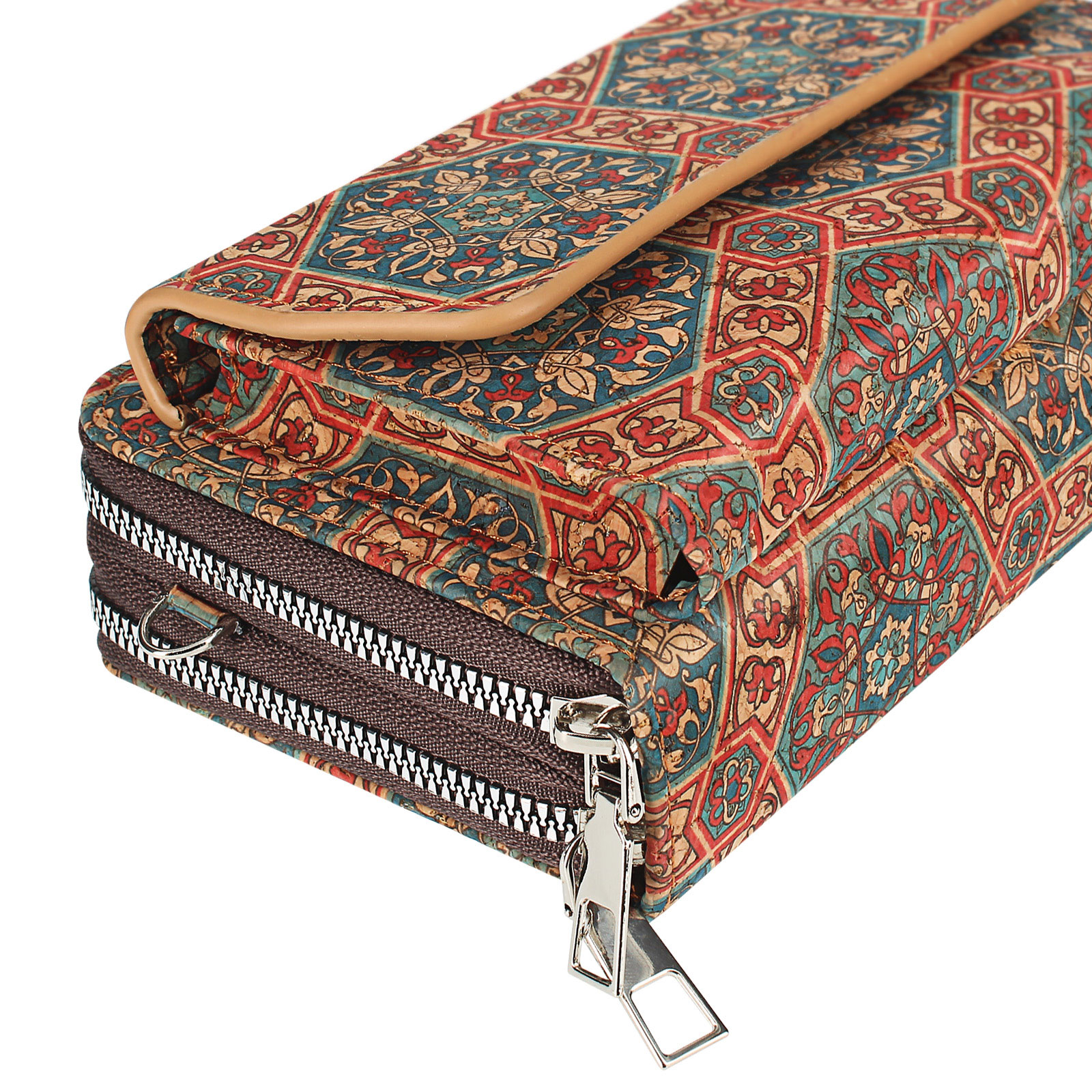 Eine Korkbrieftasche mit Paisley-Muster. Es hat zwei silberne Reißverschlüsse.