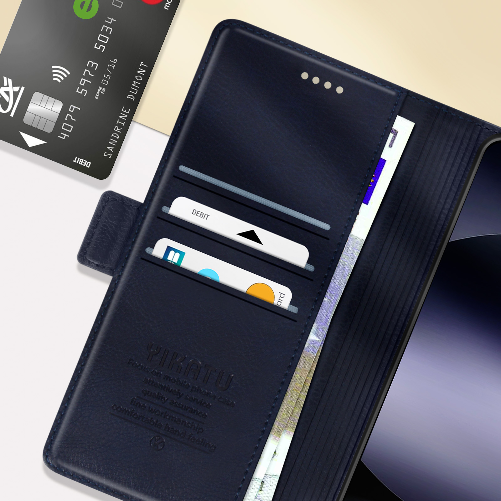 Portafoglio per telefono blu navy aperto con carte di credito e contanti, primo piano.