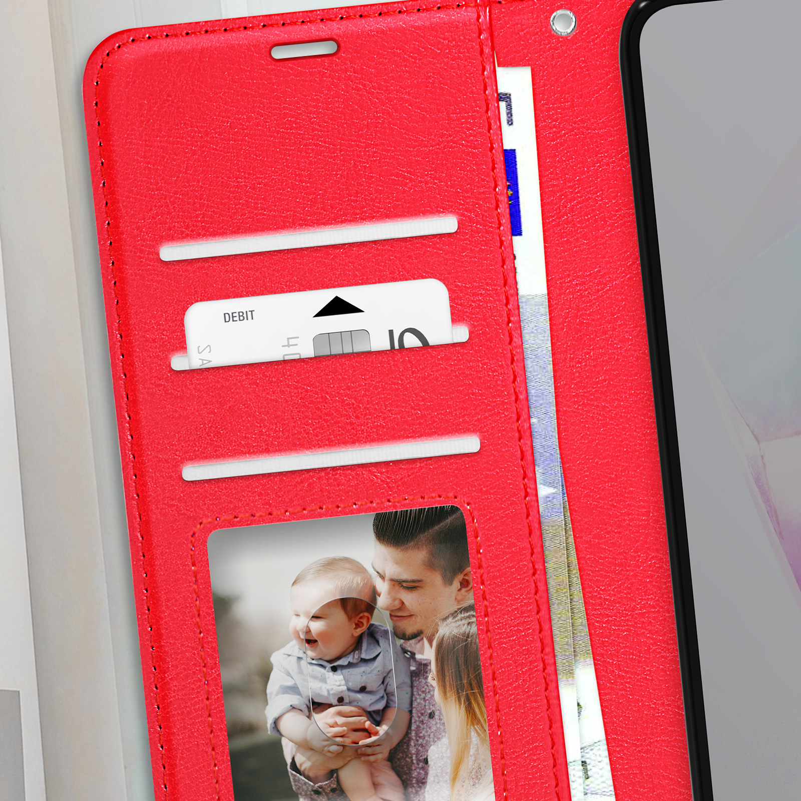 Custodia rossa per telefono, aperta, con carte, foto di famiglia e telefono dentro. Rossa.