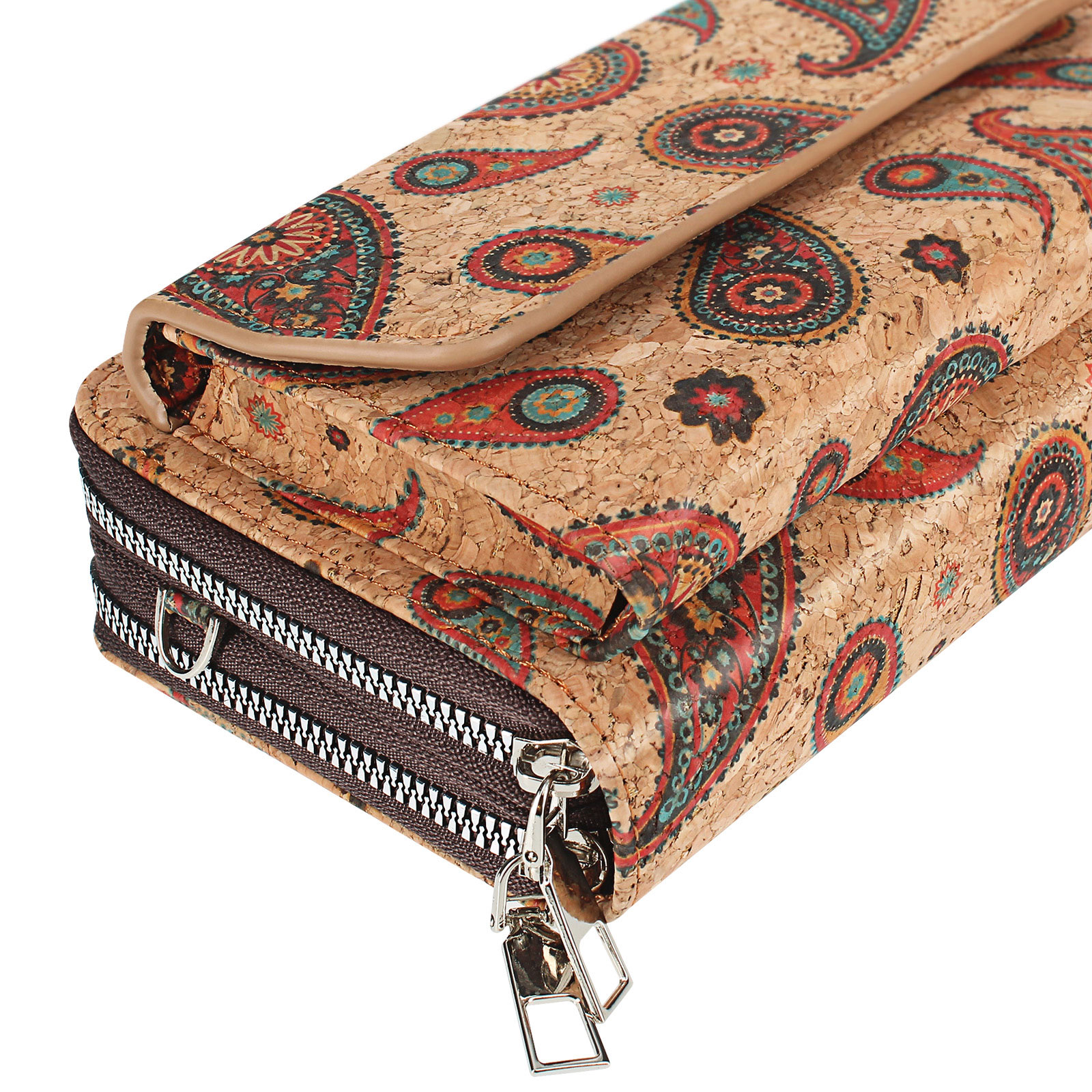 Eine Korkbrieftasche mit Paisley-Muster. Es hat zwei silberne Reißverschlüsse.