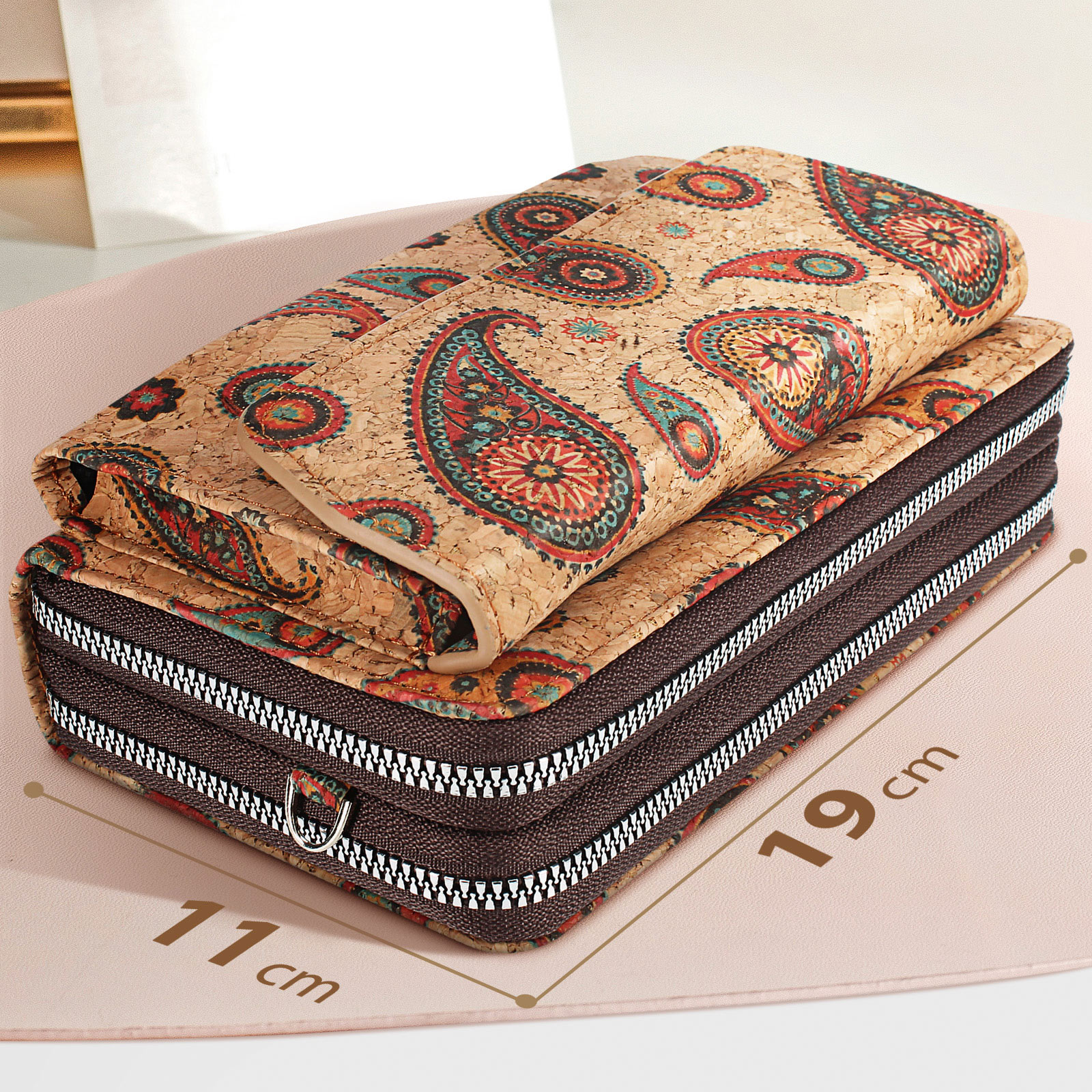 Braune Geldbörse mit Paisley-Muster und Reißverschluss, Abmessungen 19cm x 11cm.