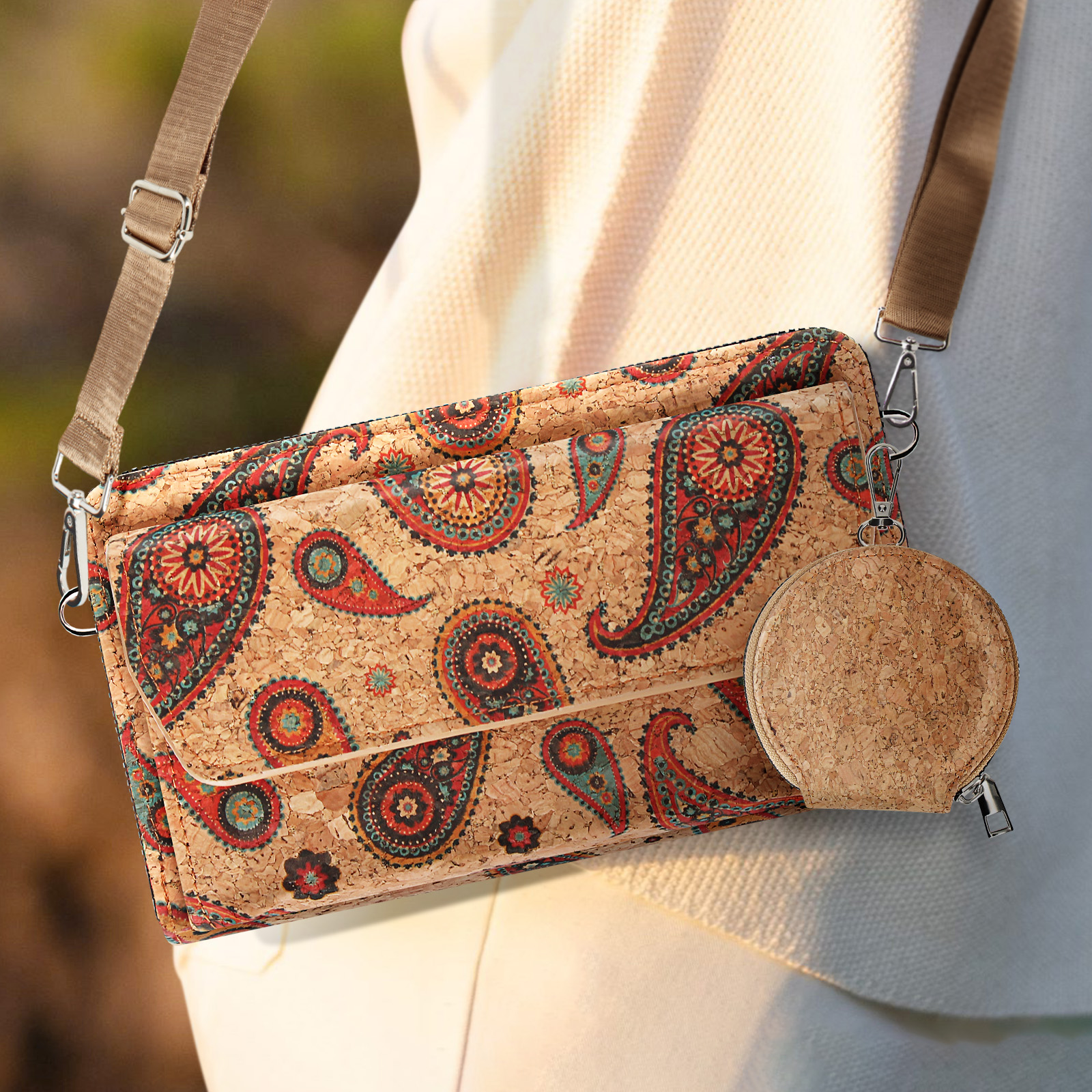 Eine Korkbrieftasche mit Paisley-Print, eine kleinere runde Brieftasche und ein Gurt.