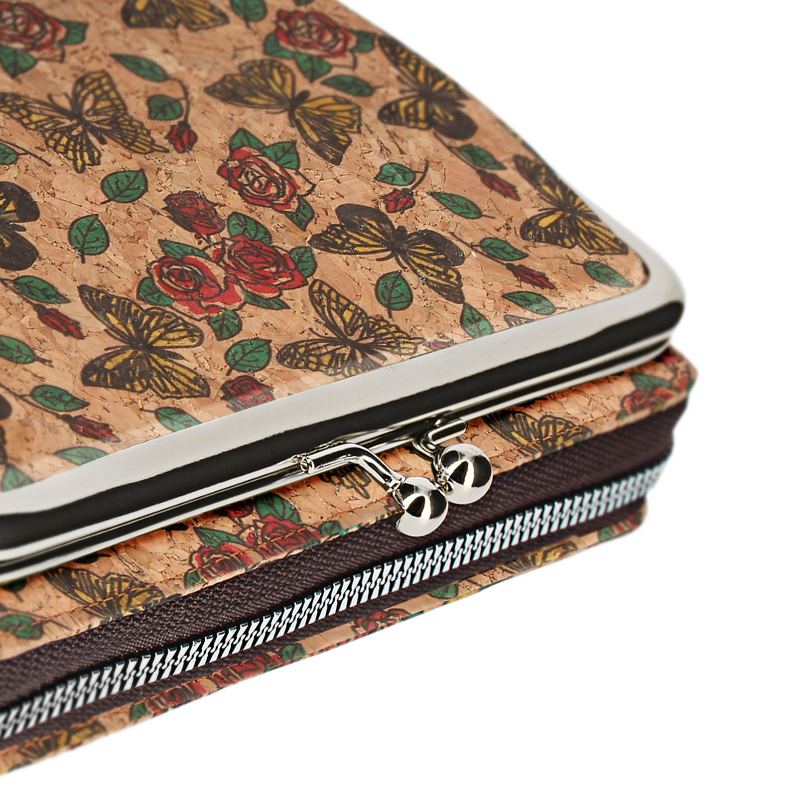 Nahaufnahme einer Kork-Clutch. Schmetterlings- und Rosenmuster, mit silbernem Verschluss und Reißverschluss.