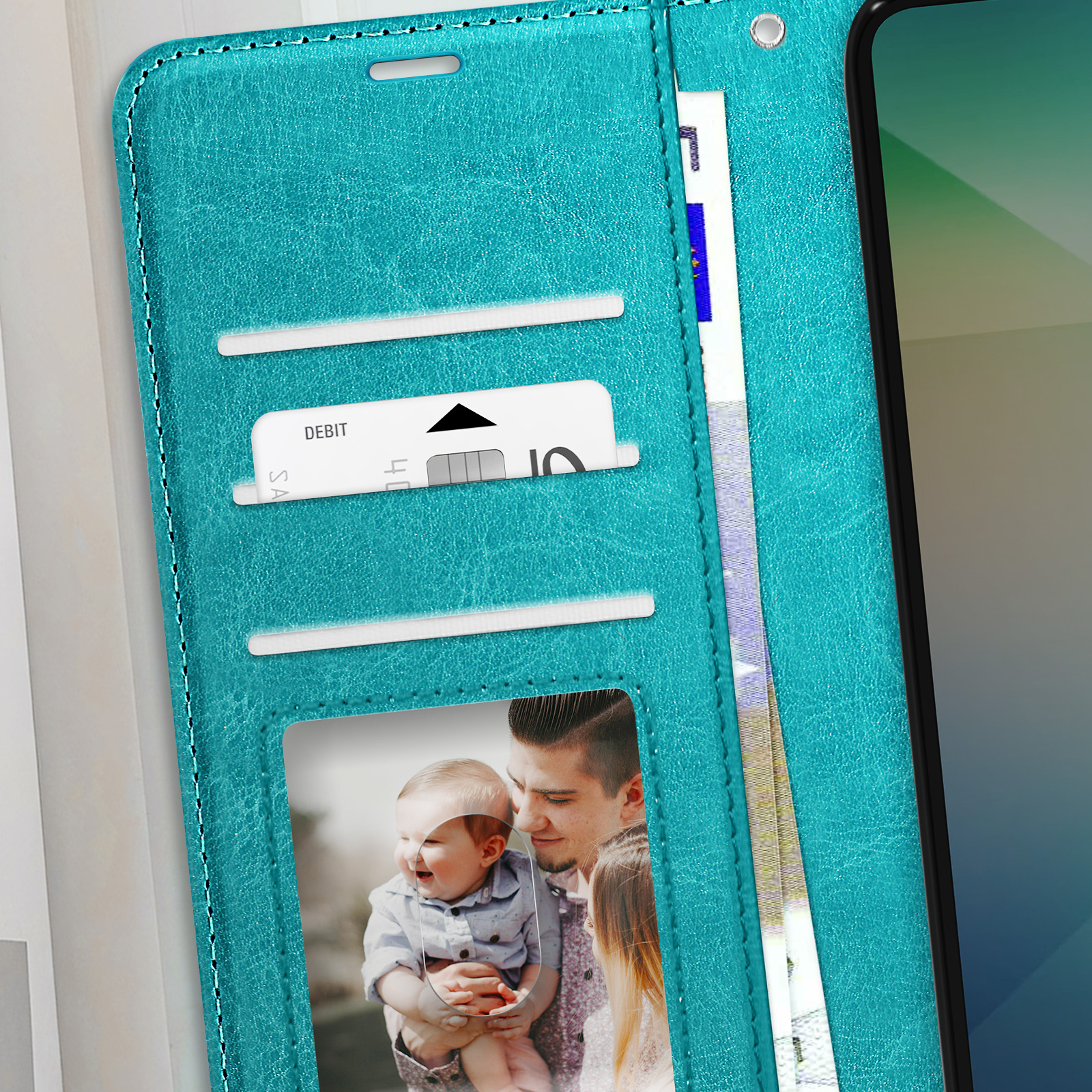 Geöffnete türkisfarbene Handyhülle. Innen: Kartenfächer, Geld und ein Familienfoto. Verschwommener Hintergrund.