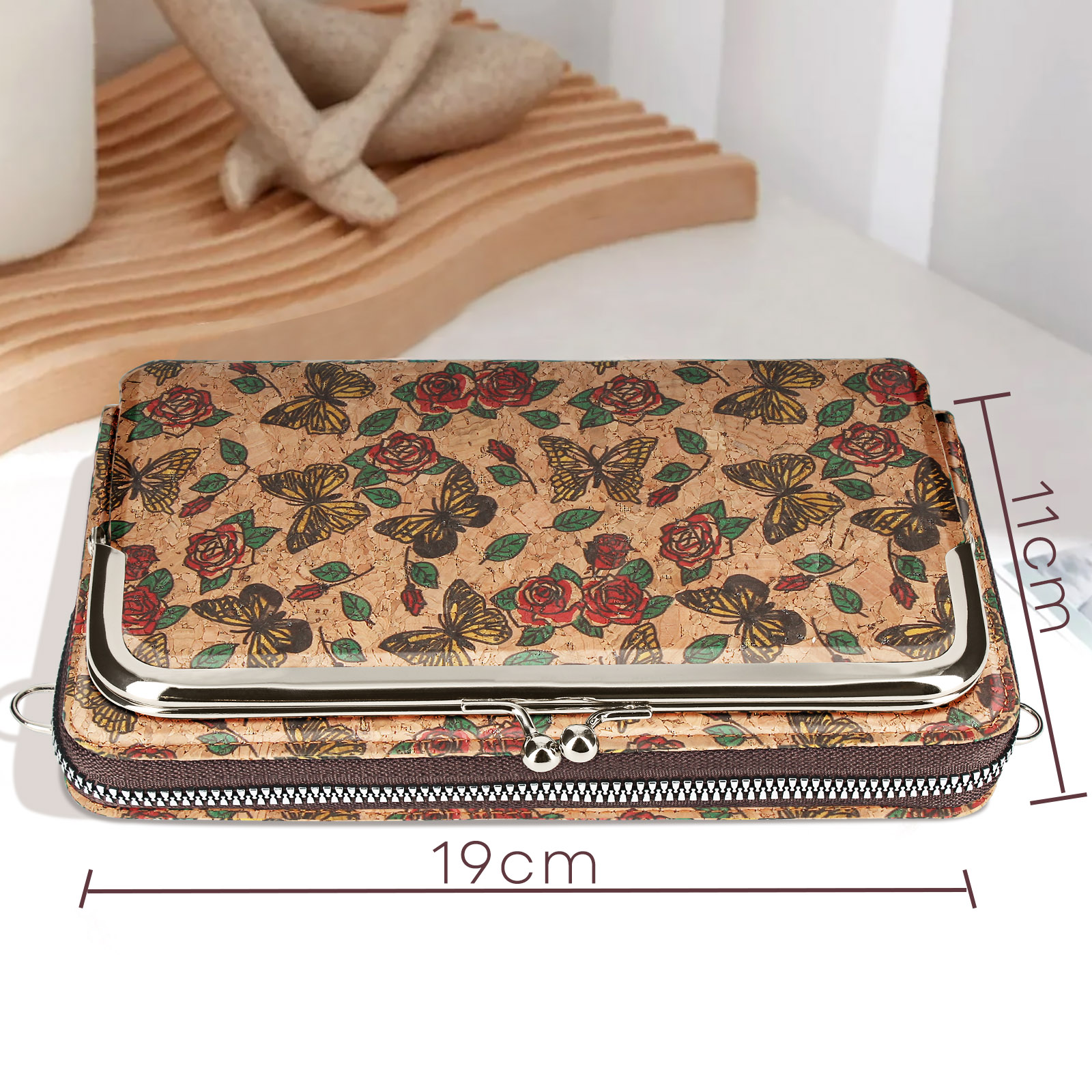 Kork-Clutch mit Schmetterlingen und Rosen, auf weißem Tisch. Abmessungen: 19x11cm.