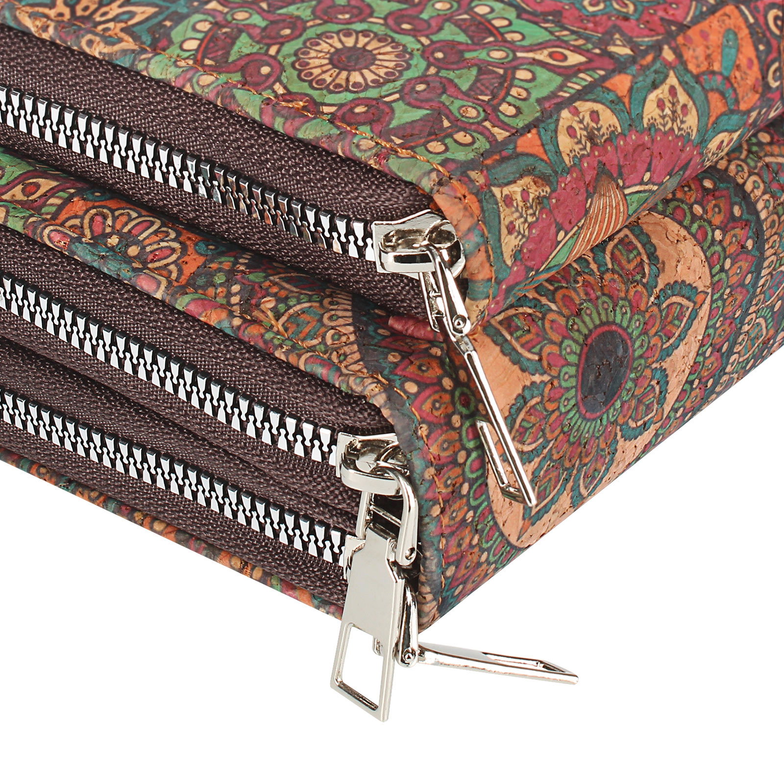 Nahaufnahme von Clutch-Taschen mit Mandala-Muster und braunen Reißverschlüssen. Reißverschlüsse sind silber.
