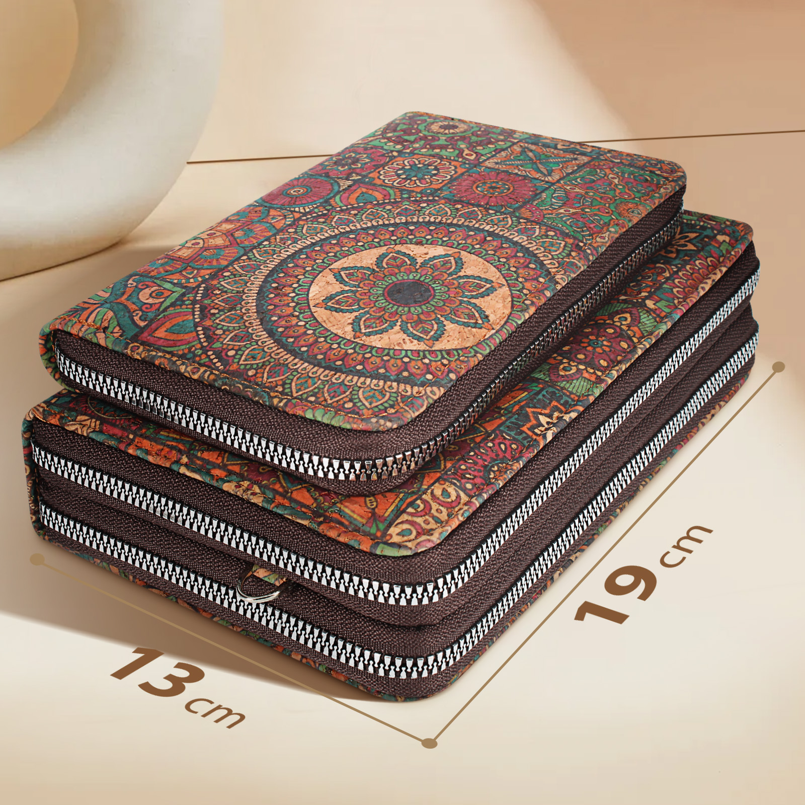Zwei Kork-Clutch-Taschen mit Mandala-Muster. Maße: 19 cm x 13 cm, gestapelt, braune Reißverschlüsse.
