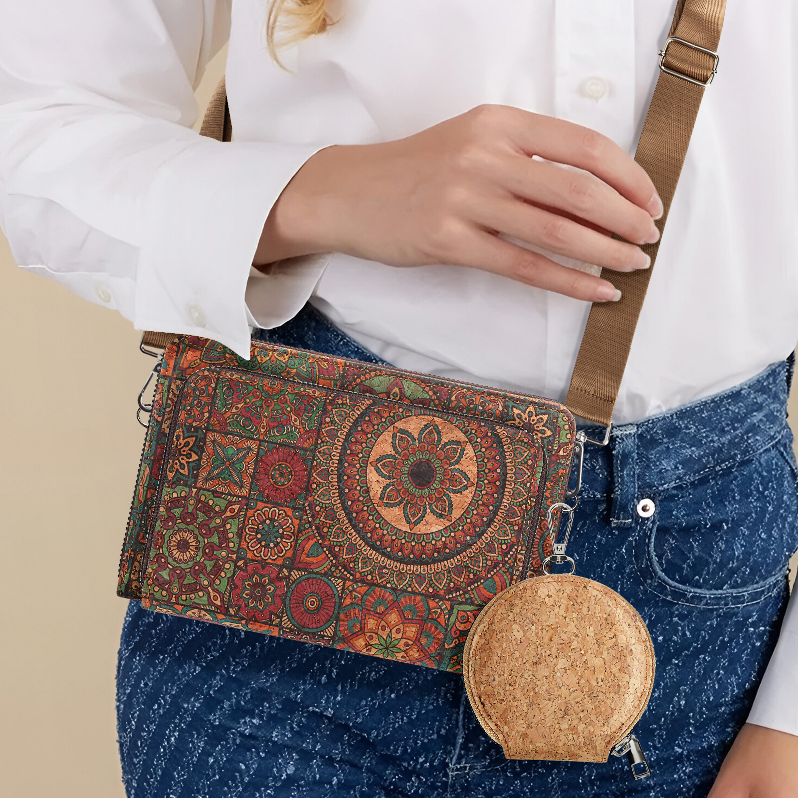 Frau trägt eine Kork-Clutch mit Mandala-Muster und eine runde Geldbörse. Jeans und weißes Hemd.