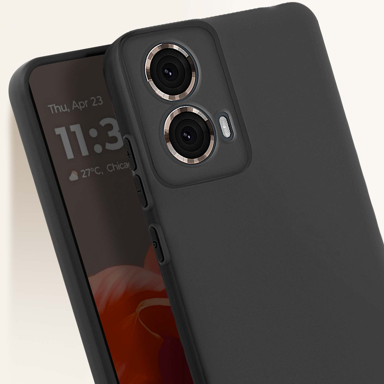 Un telefono nero con doppia fotocamera, tenuto vicino. Lo schermo mostra l'ora e la data.