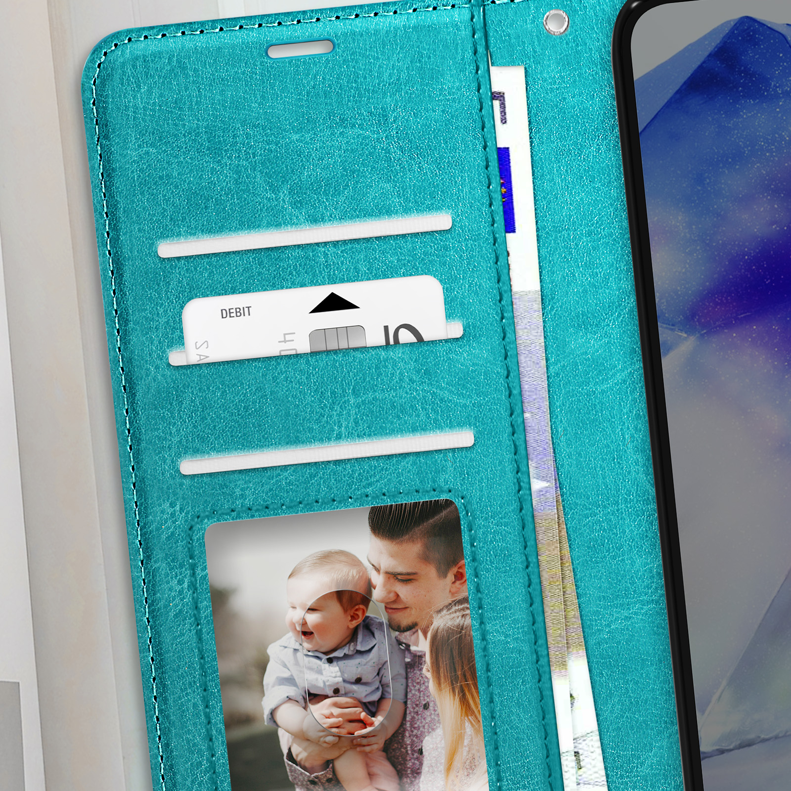 Türkisfarbene Handyhülle offen, zeigt Kreditkarte und Foto. Familienporträt sichtbar.