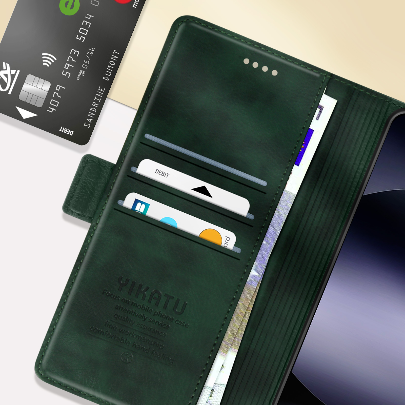 Custodia in pelle verde aperta, con carte e denaro. Carta di credito visibile. Testo 'YIKATU'.