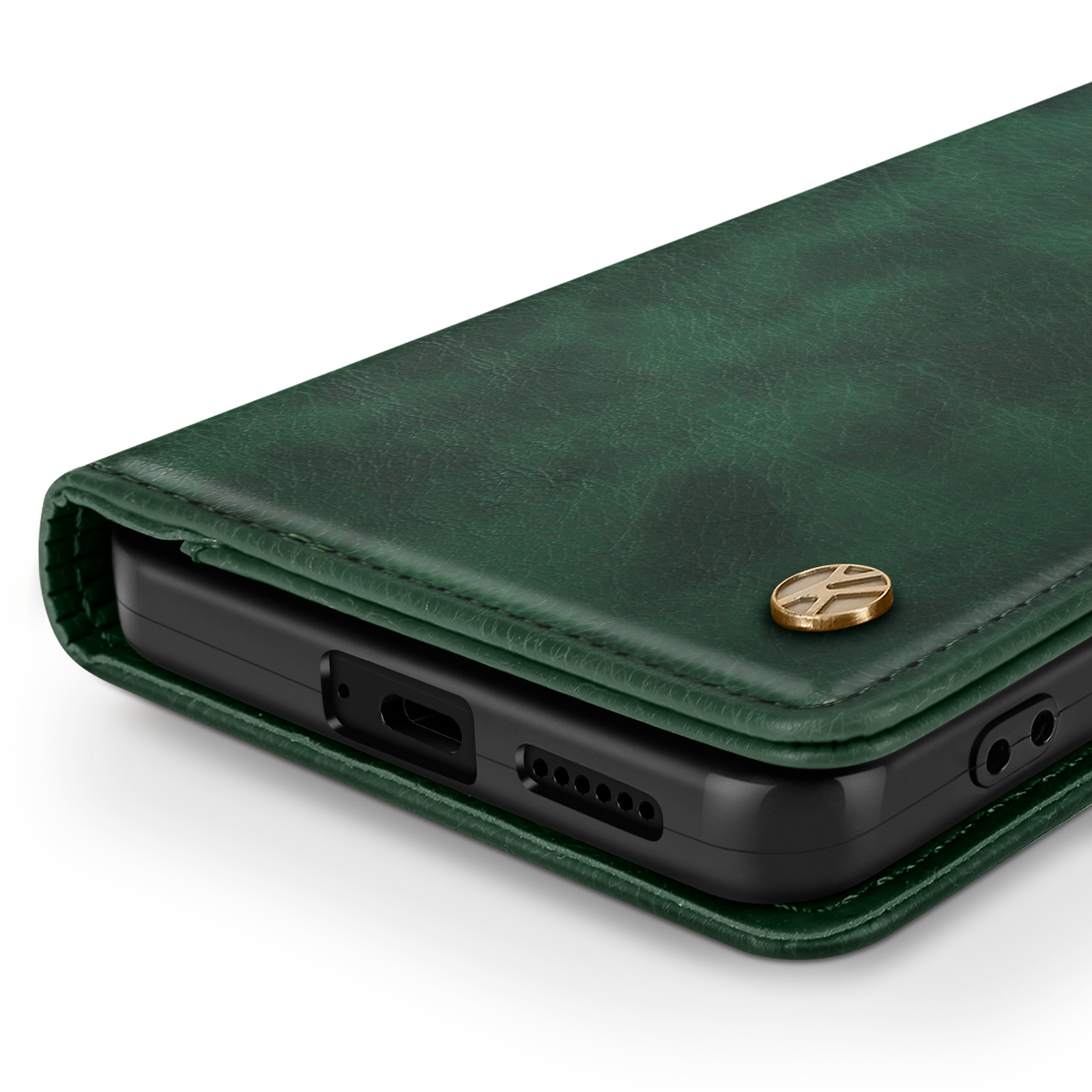 Custodia verde, primo piano. Parte inferiore del telefono visibile. Pulsante dorato e fori altoparlante.