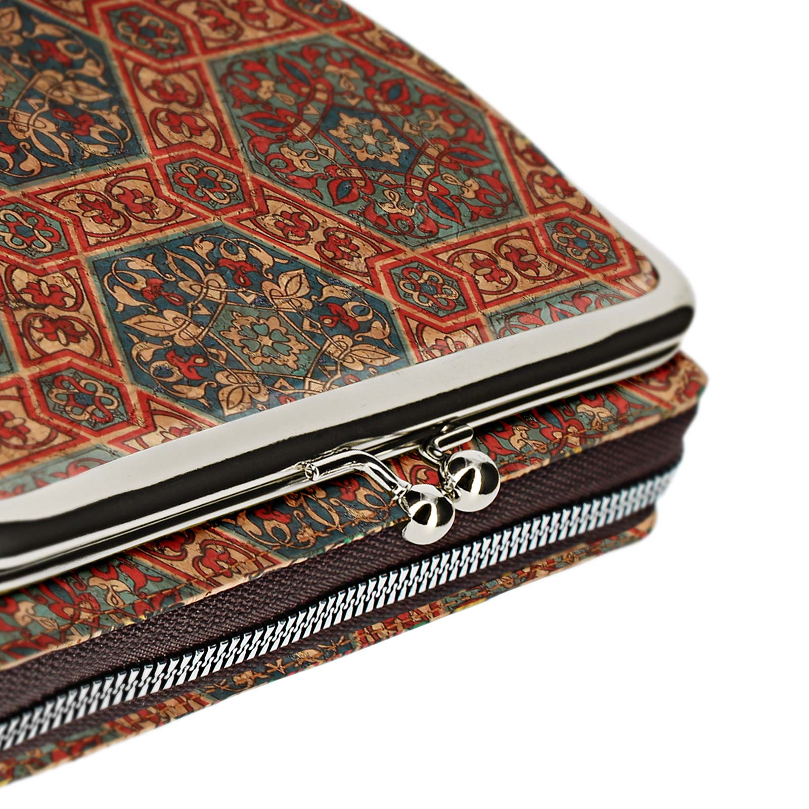 Nahaufnahme einer Clutch-Tasche. Es hat ein farbenfrohes Muster und einen Reißverschluss.