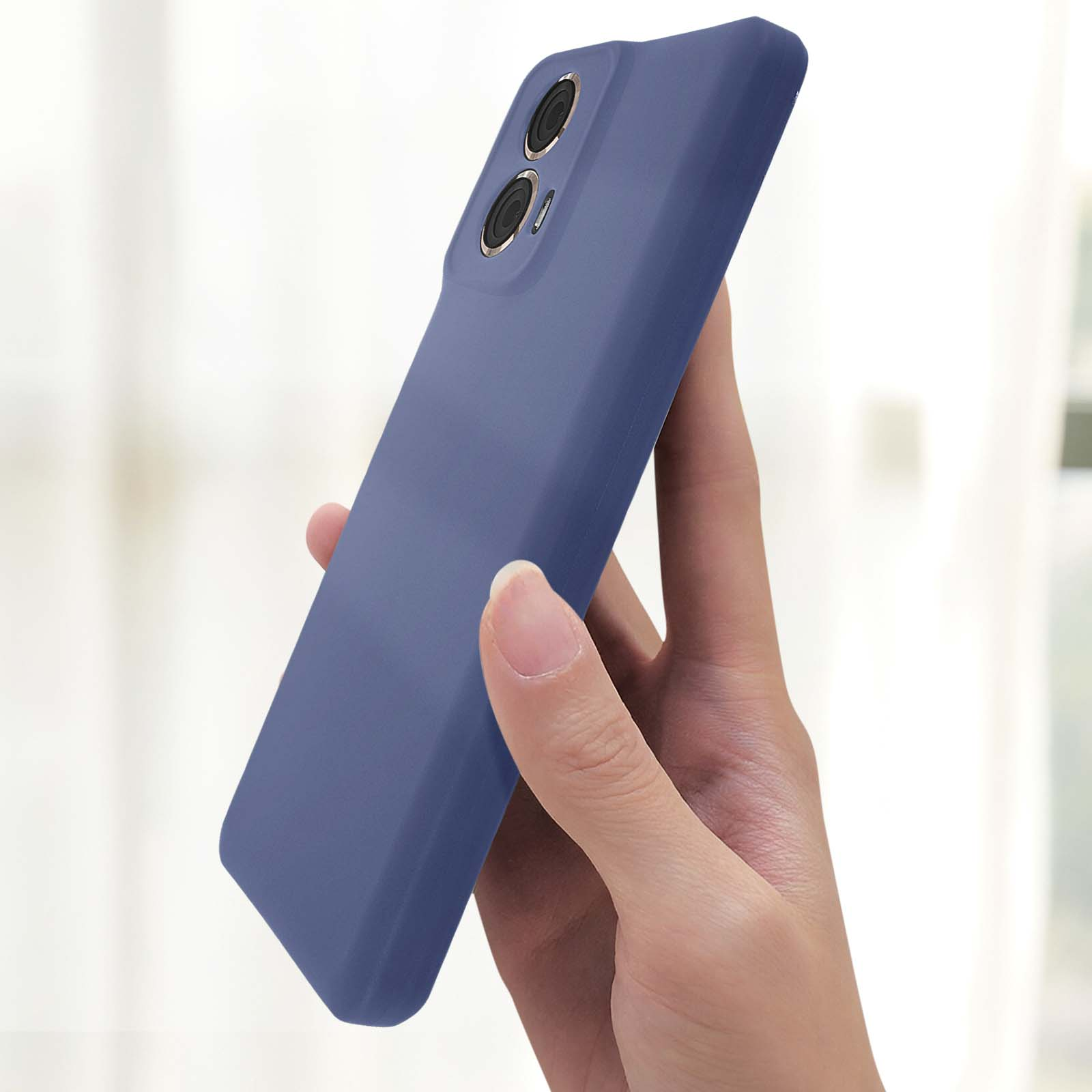 Custodia blu per telefono tenuta in mano. La custodia è semplice e ha un ritaglio per la fotocamera.
