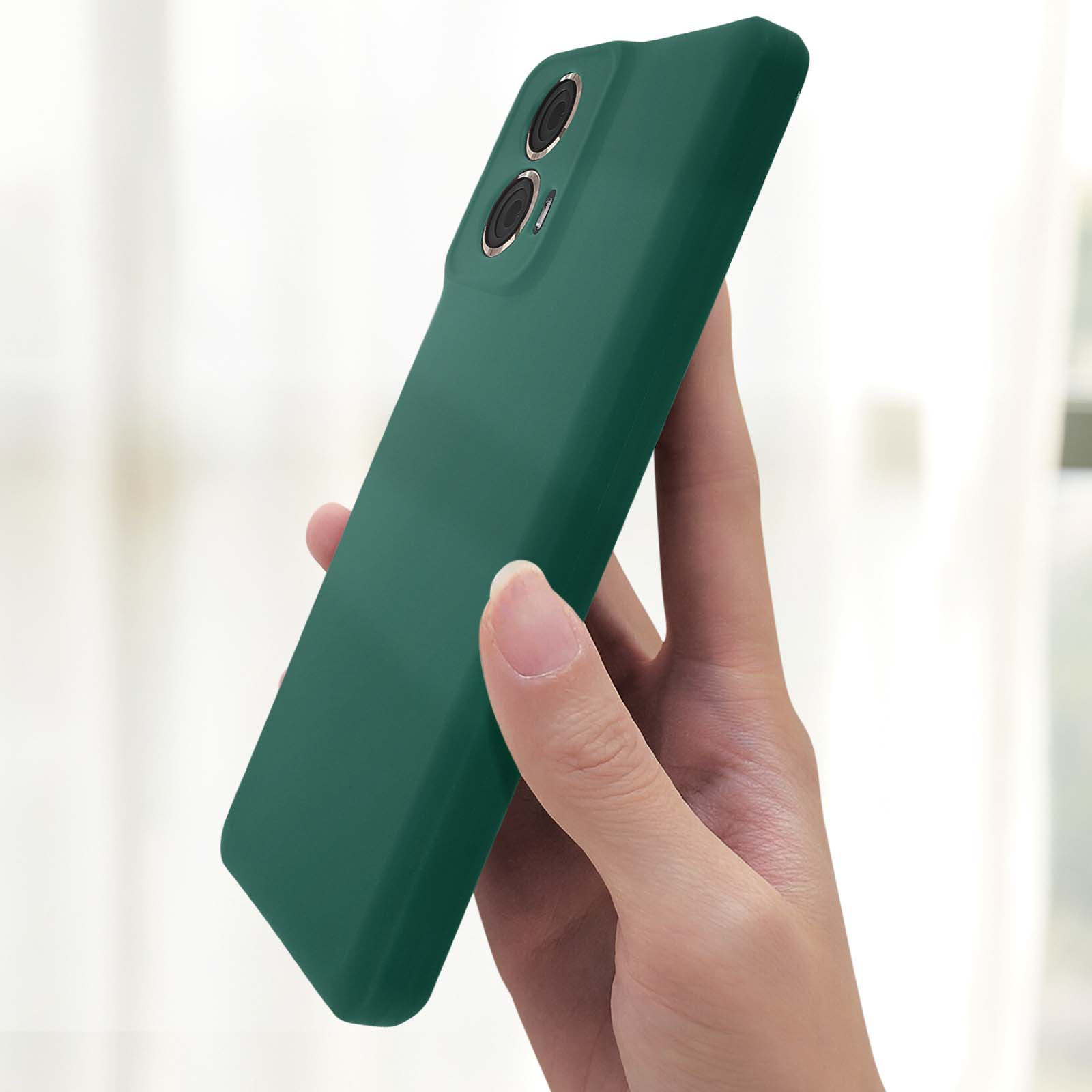 Una mano che tiene una custodia verde per telefono. La custodia copre l'area della fotocamera.