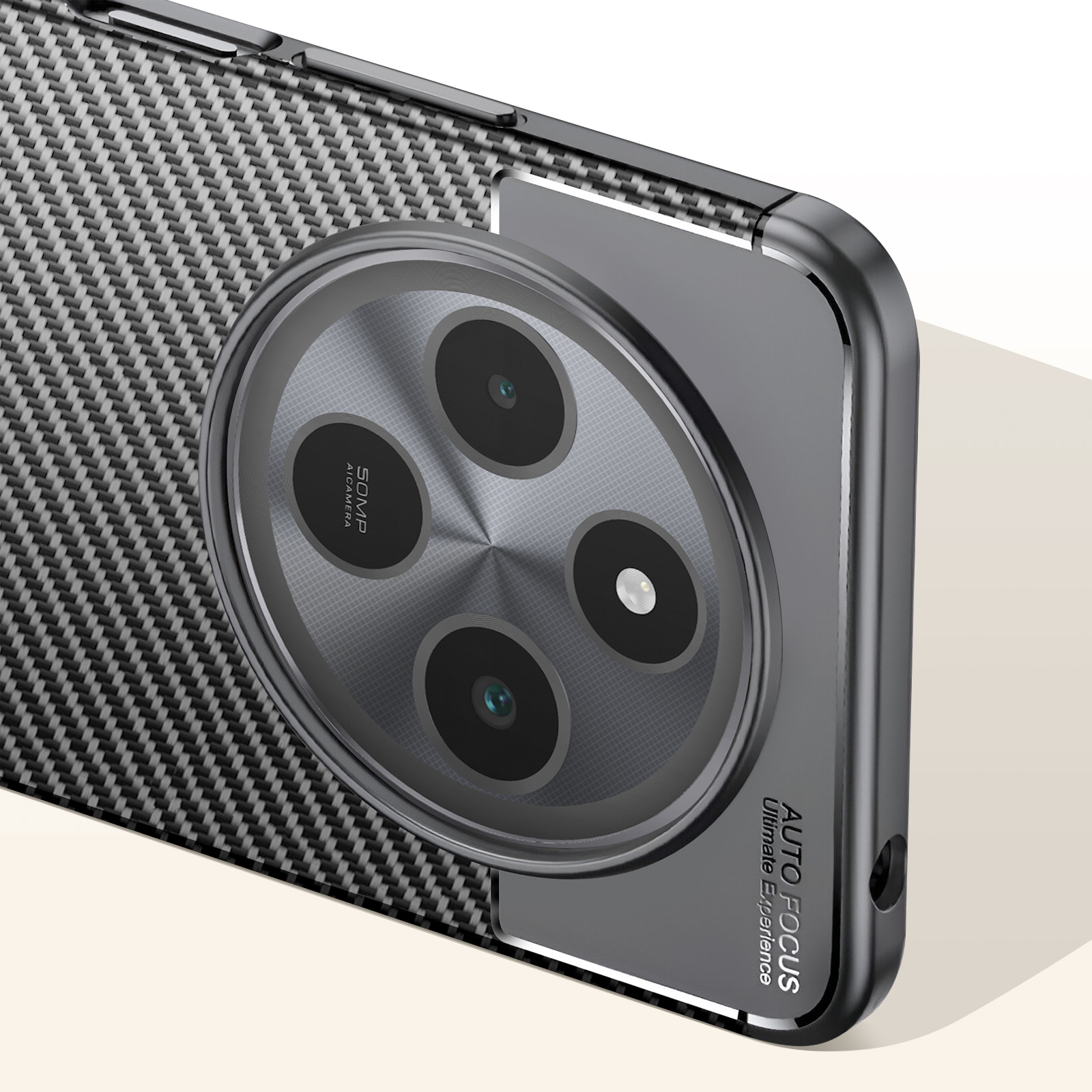 Primo piano dell'urto della fotocamera su una custodia nera per telefono. Sono visibili tre lenti, con le parole “messa a fuoco automatica” e “50MP”.