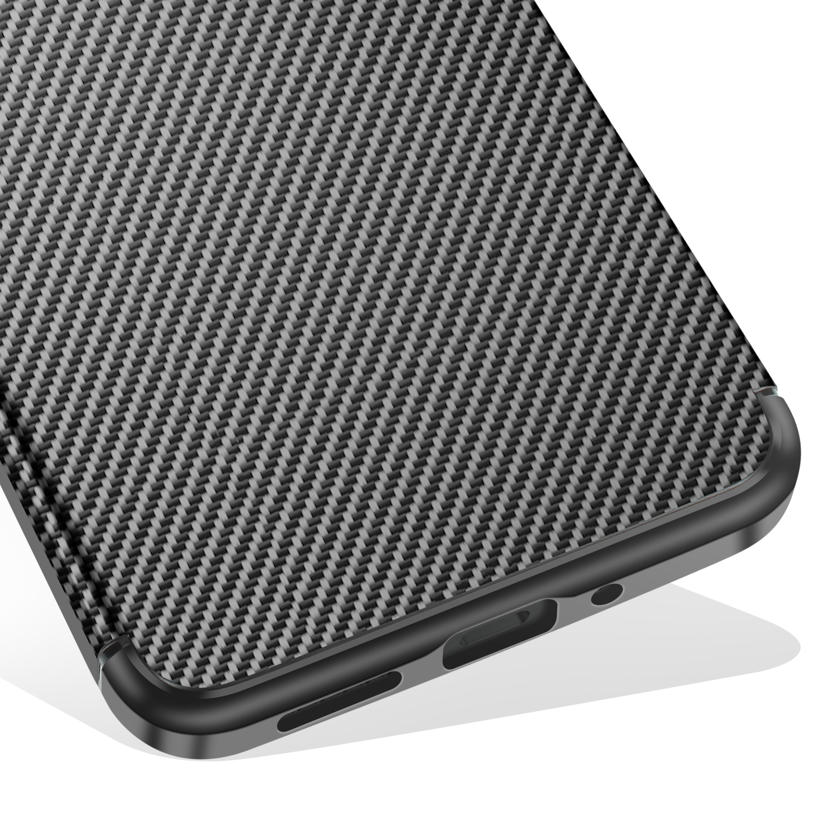 Primo piano della parte inferiore del telefono con texture in fibra di carbonio, che mostra la porta di ricarica e i fori degli altoparlanti.