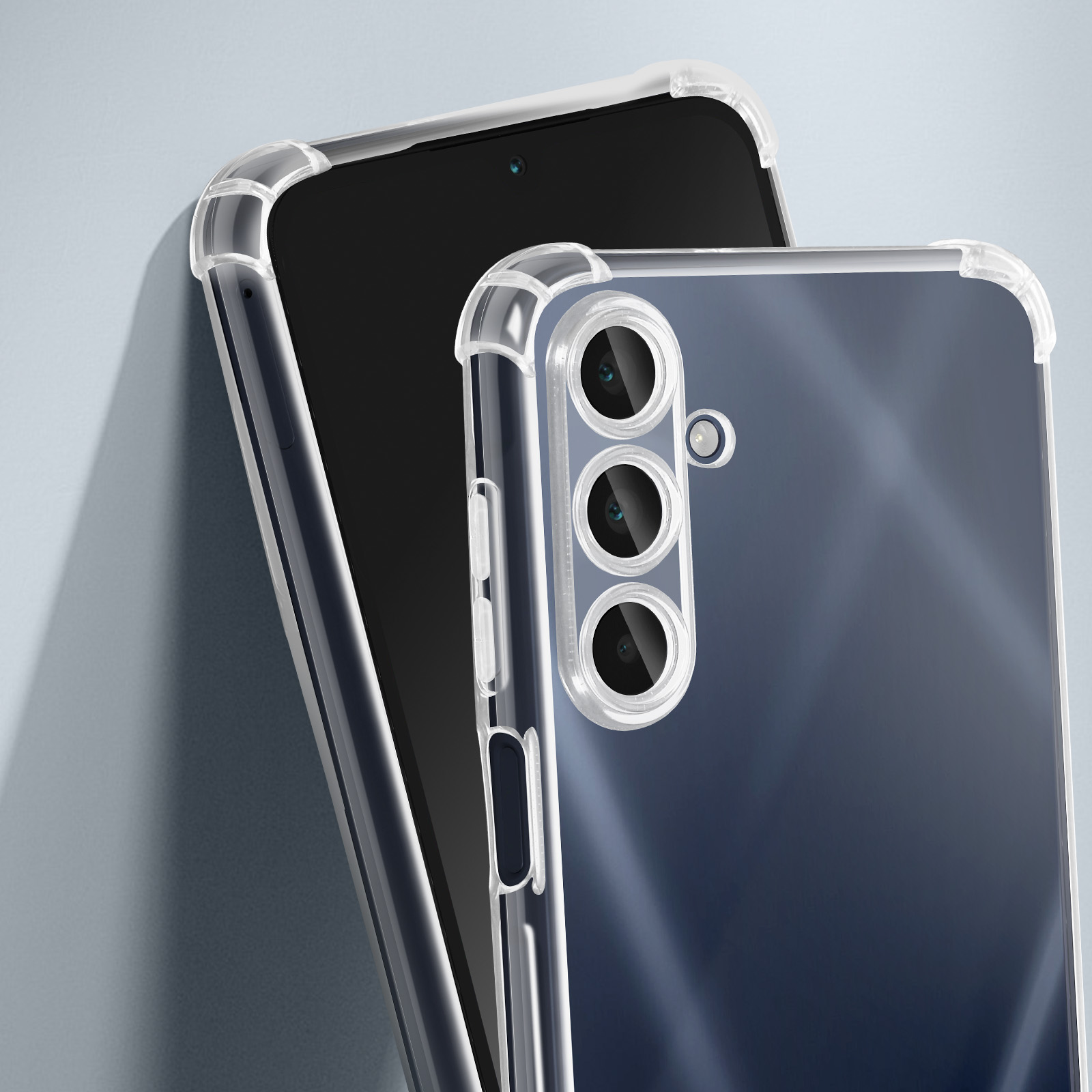 Due telefoni in custodie trasparenti. Il telefono posteriore ha tre obiettivi della fotocamera.