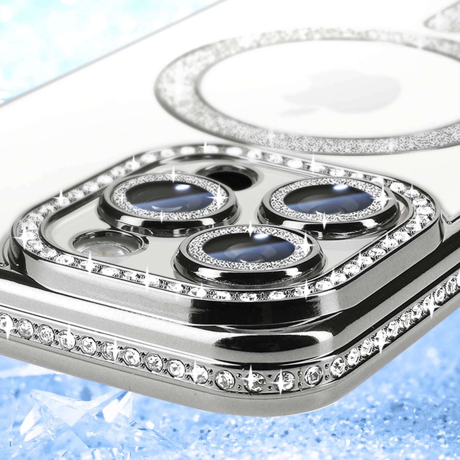 Primo piano di una custodia per telefono. Strass attorno agli obiettivi della fotocamera e ai bordi. Sfondo di cristallo.