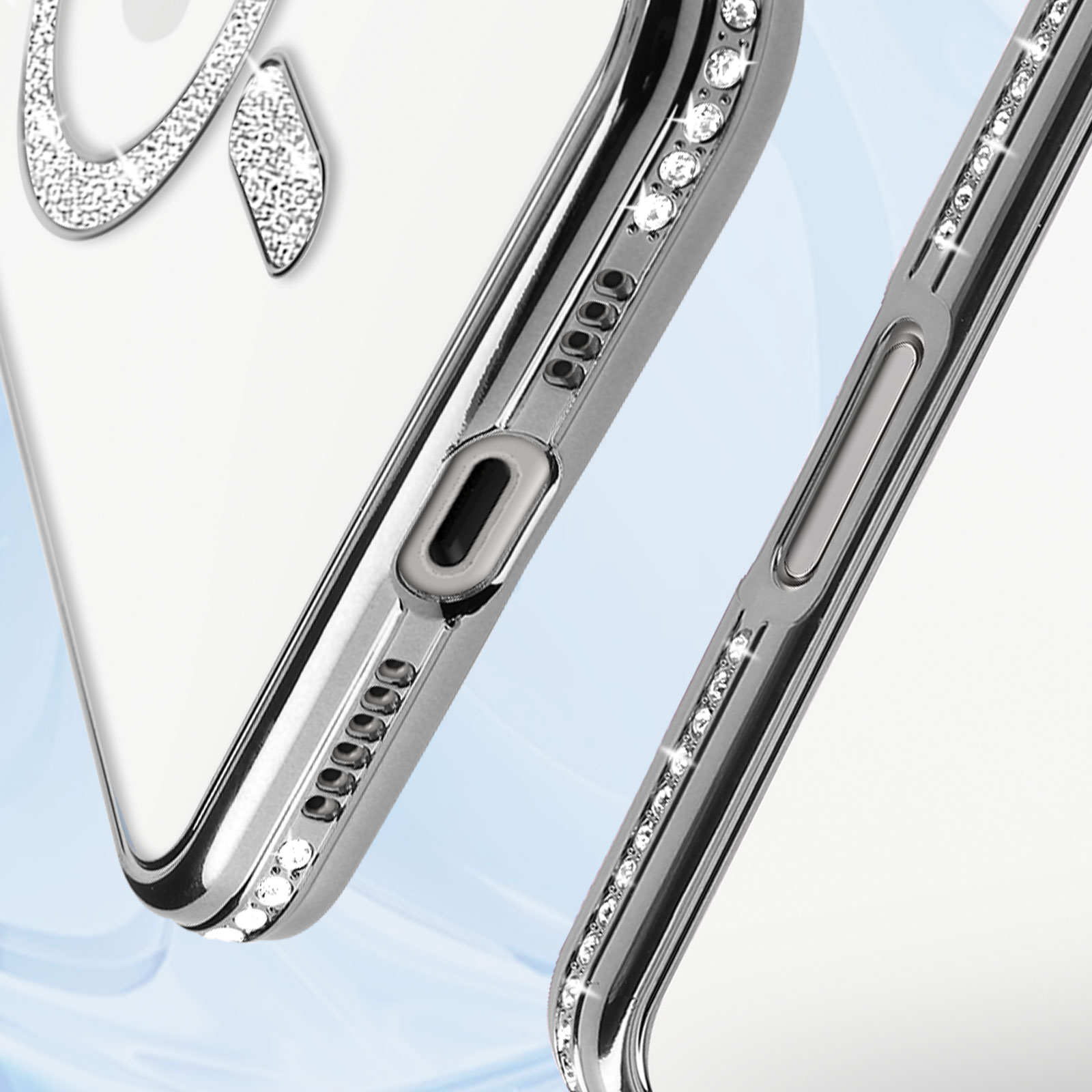 Primo piano di una custodia per telefono con cornice argentata e strass. La custodia è su una superficie blu chiaro.