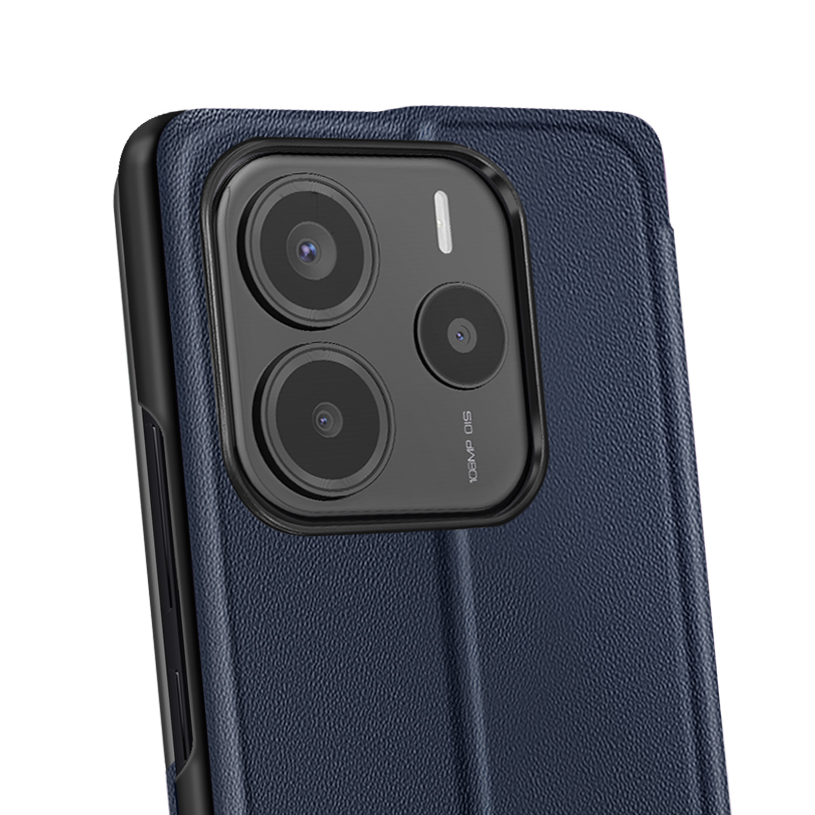 Primo piano di una custodia per telefono blu scuro con un modulo fotocamera a tripla lente e una cornice nera.