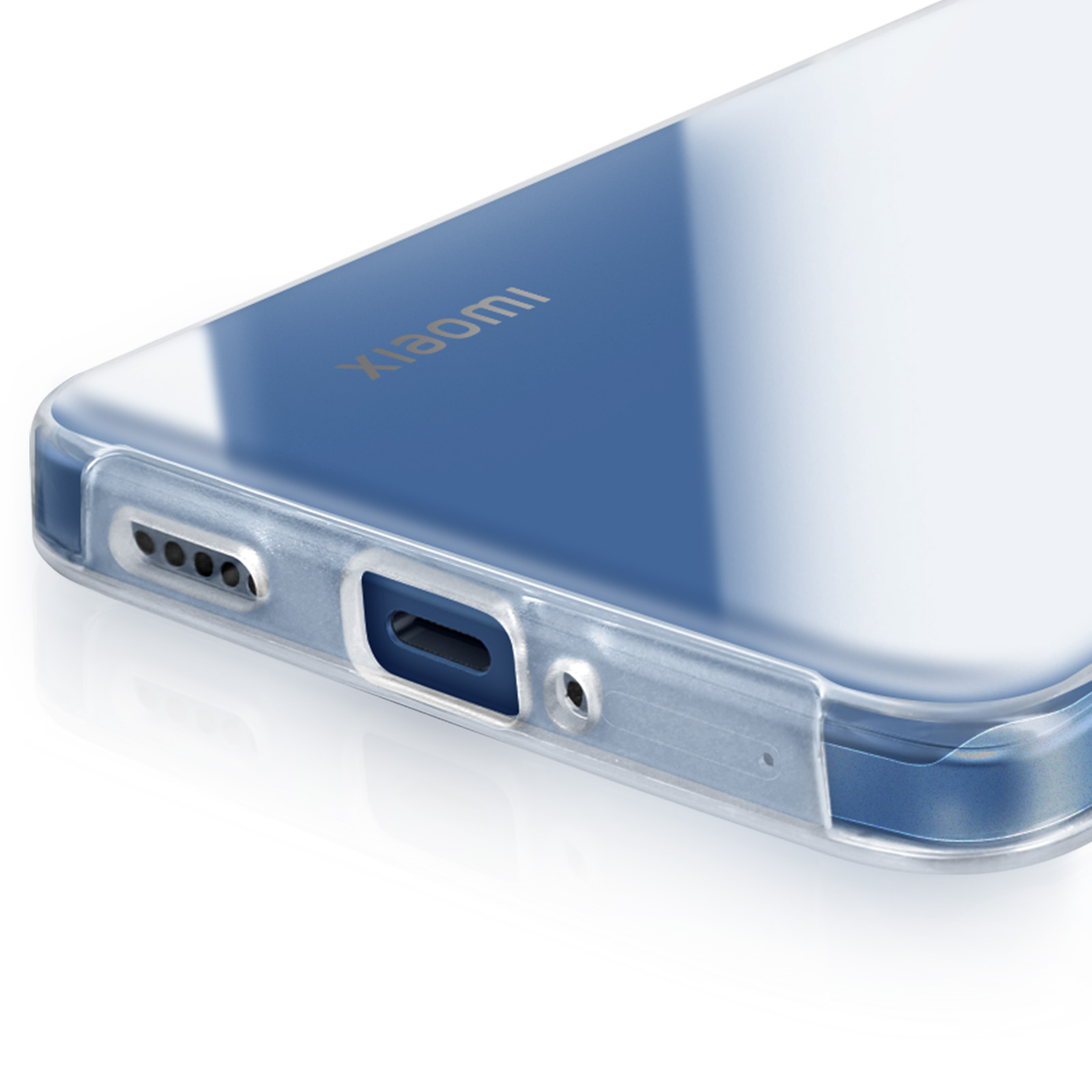 Gros plan sur une coque de téléphone transparente montrant la partie inférieure avec un logo.