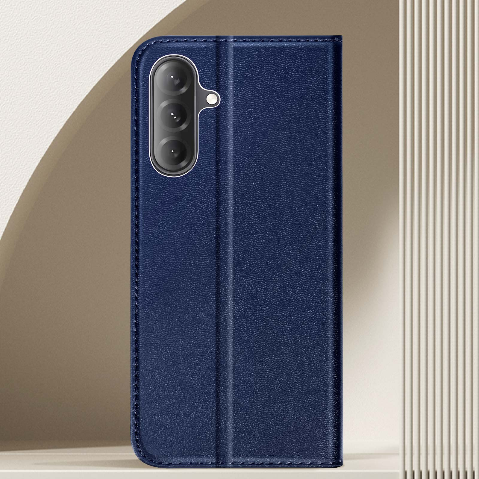 Eine blaue Handyhülle mit Lederstruktur. Es ist geschlossen und steht aufrecht.