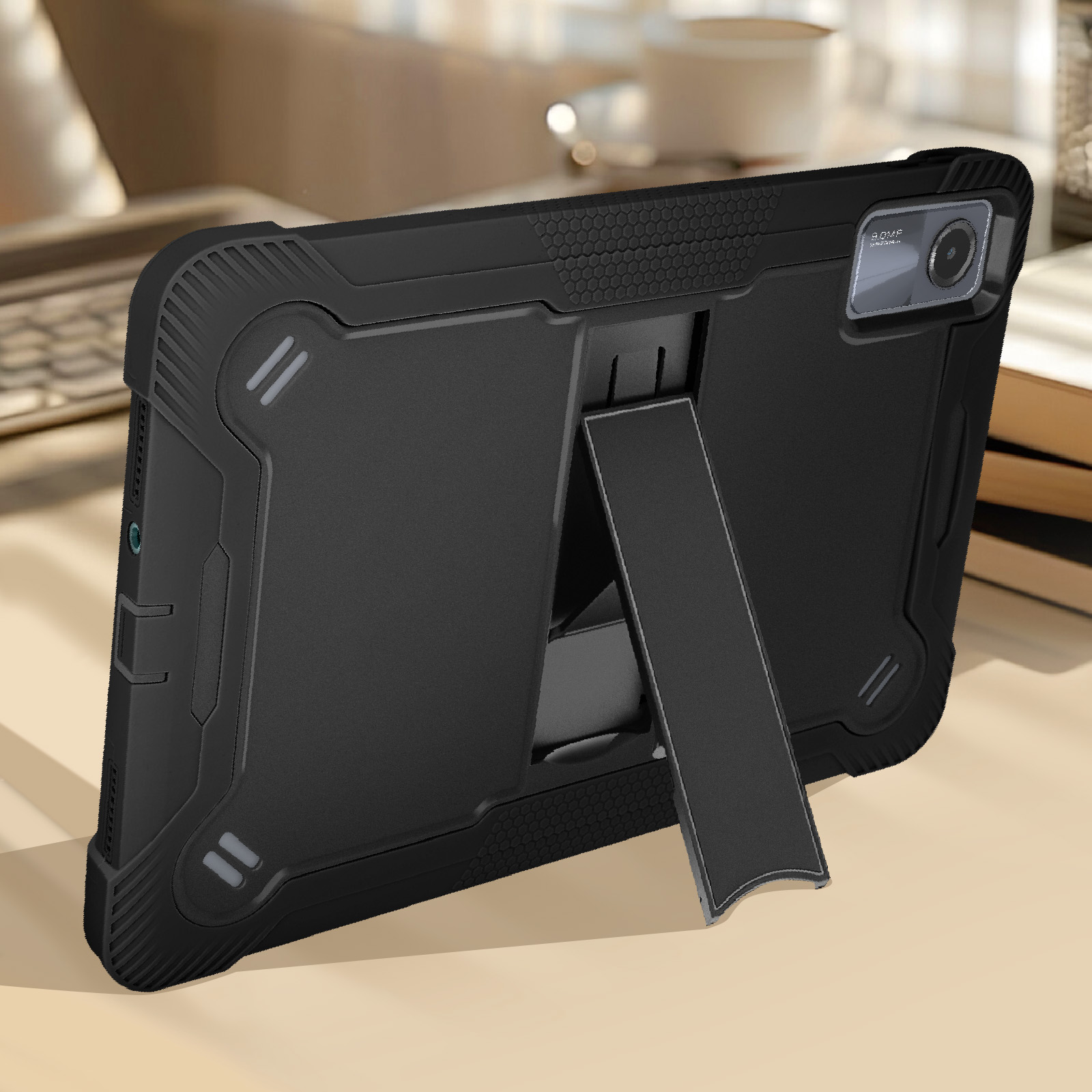 Custodia nera per tablet con supporto. Il tablet è su un tavolo vicino ai libri.