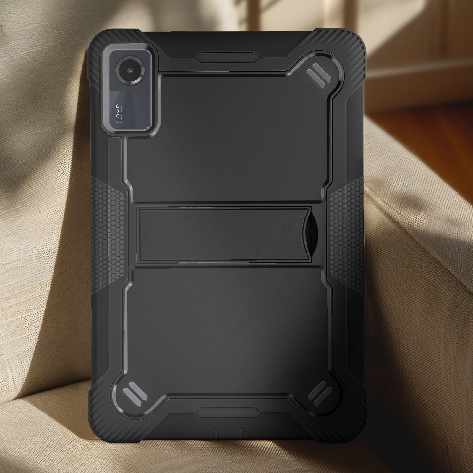 Custodia nera per tablet. La custodia ha un supporto e una fotocamera. È su una superficie beige.