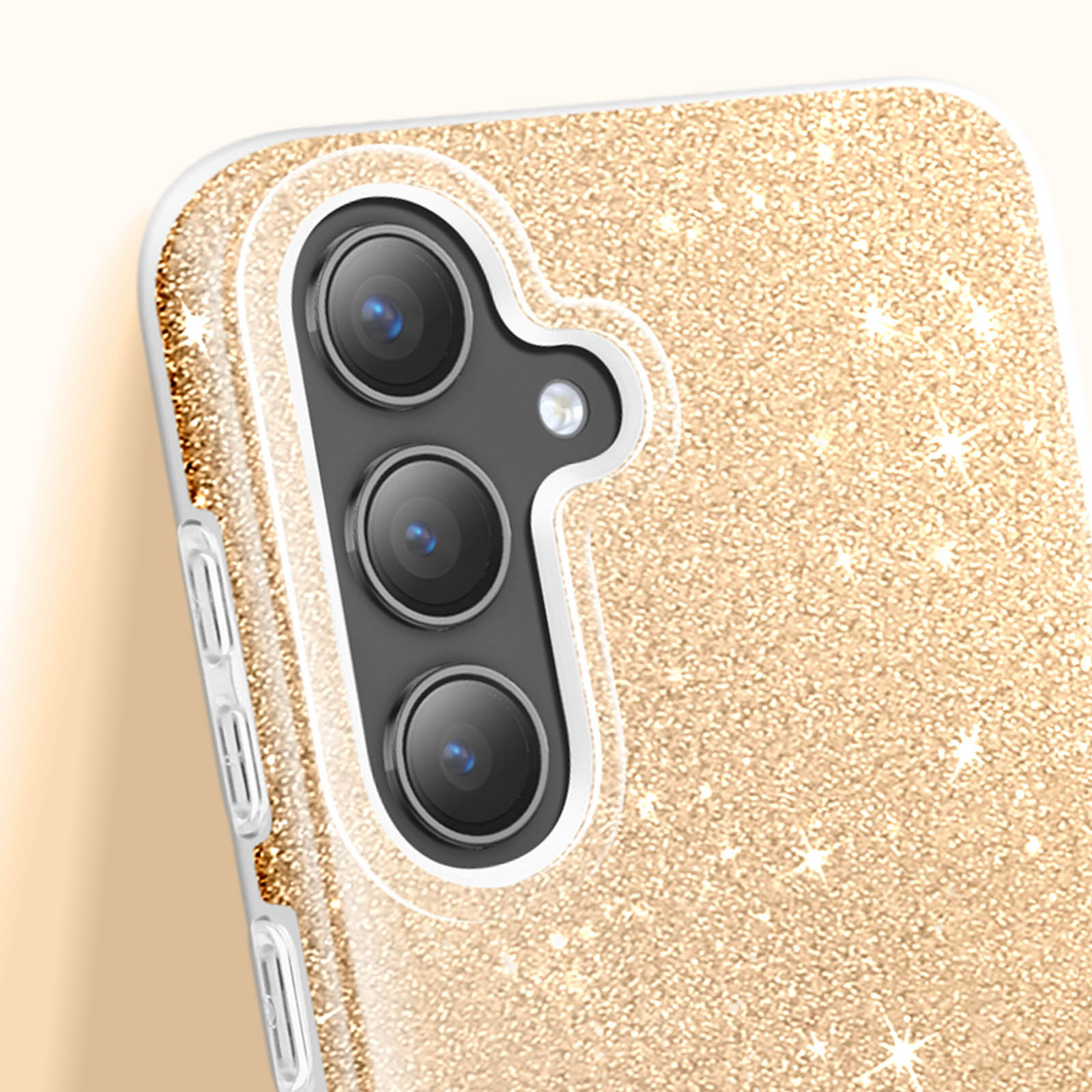 Primo piano di un telefono con custodia dorata glitterata, che mostra lenti della fotocamera e flash.