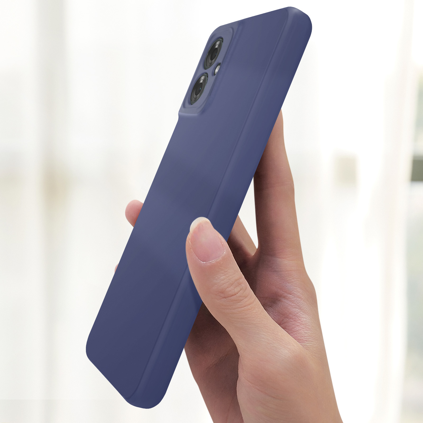 Una mano che tiene una custodia blu per telefono. La fotocamera è visibile, sfondo bianco.