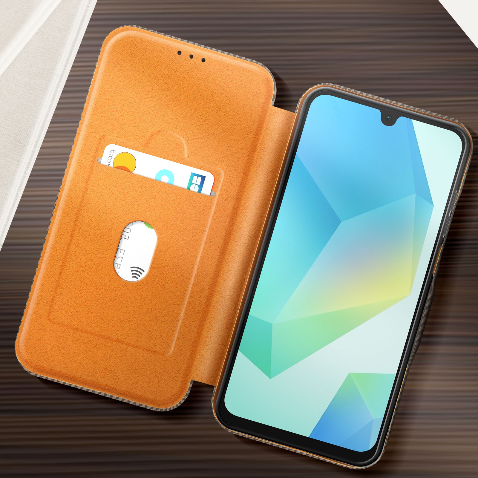 Custodia con porta carte aperta, con telefono all'interno. Colori marrone e arancione.