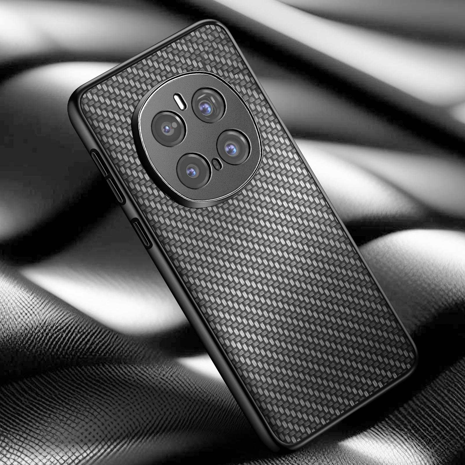 Custodia per telefono nera in fibra di carbonio su superficie scura. Con protuberanza per fotocamera.