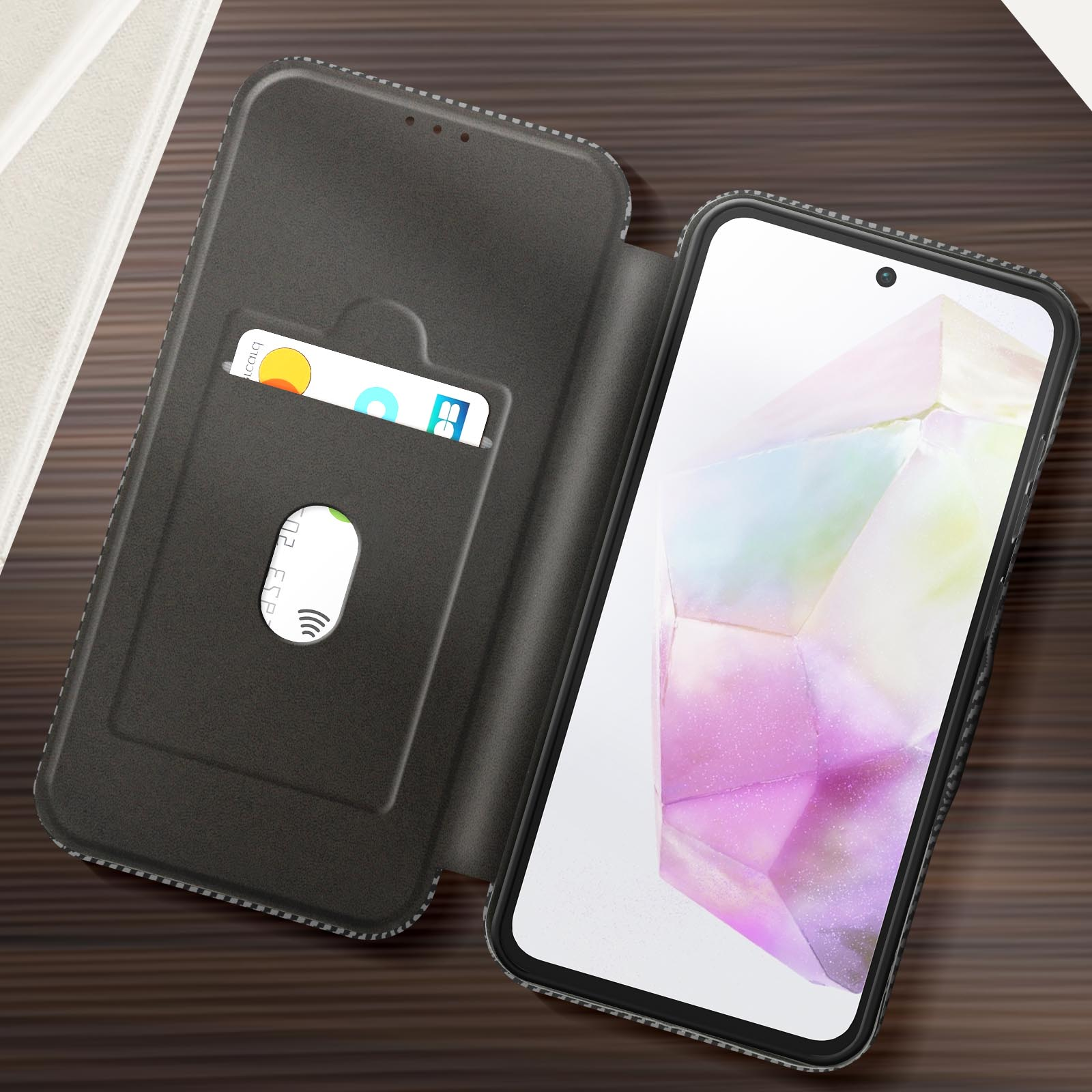 Custodia per telefono nera con scomparti per carte. La custodia è aperta, mostrando un telefono con schermo.