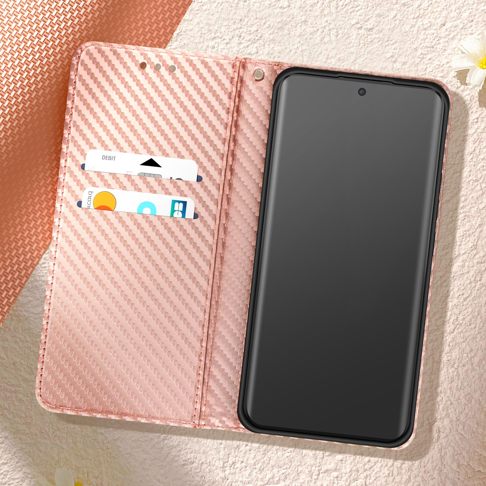 Custodia rosa con fessure per carte. Telefono con schermo scuro.