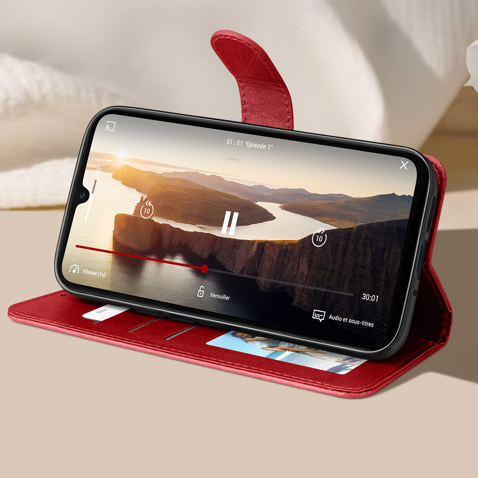 Un telefono in una custodia rossa che mostra un video in riproduzione. La custodia è aperta.