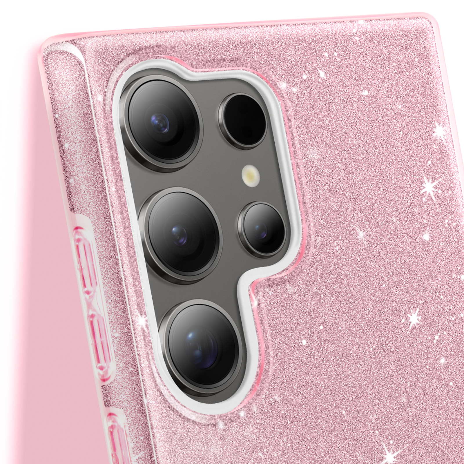 Primo piano di una custodia per telefono rosa glitterata con tre fotocamere e dettagli glitterati.