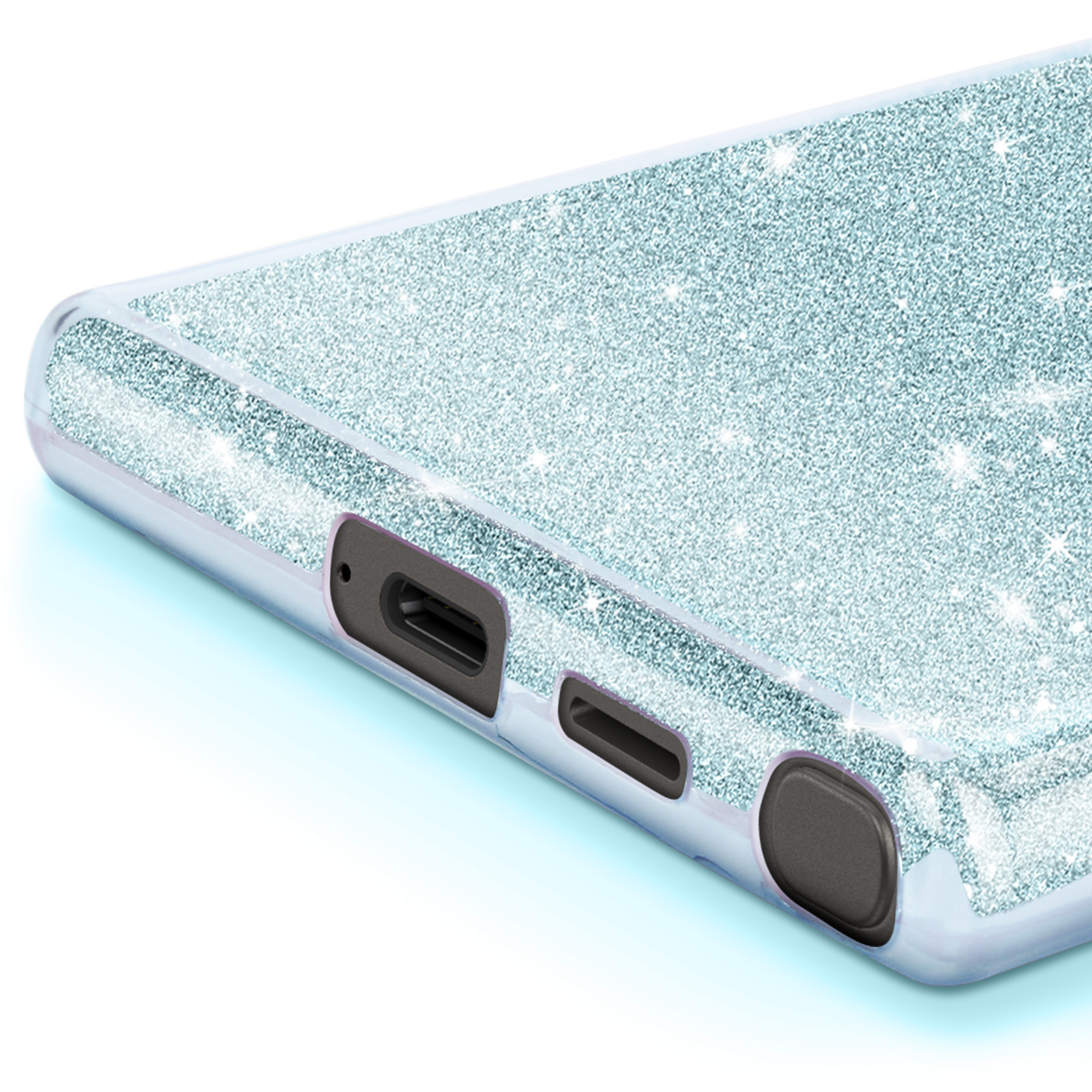 Primo piano di una custodia per telefono, azzurra con glitter.
