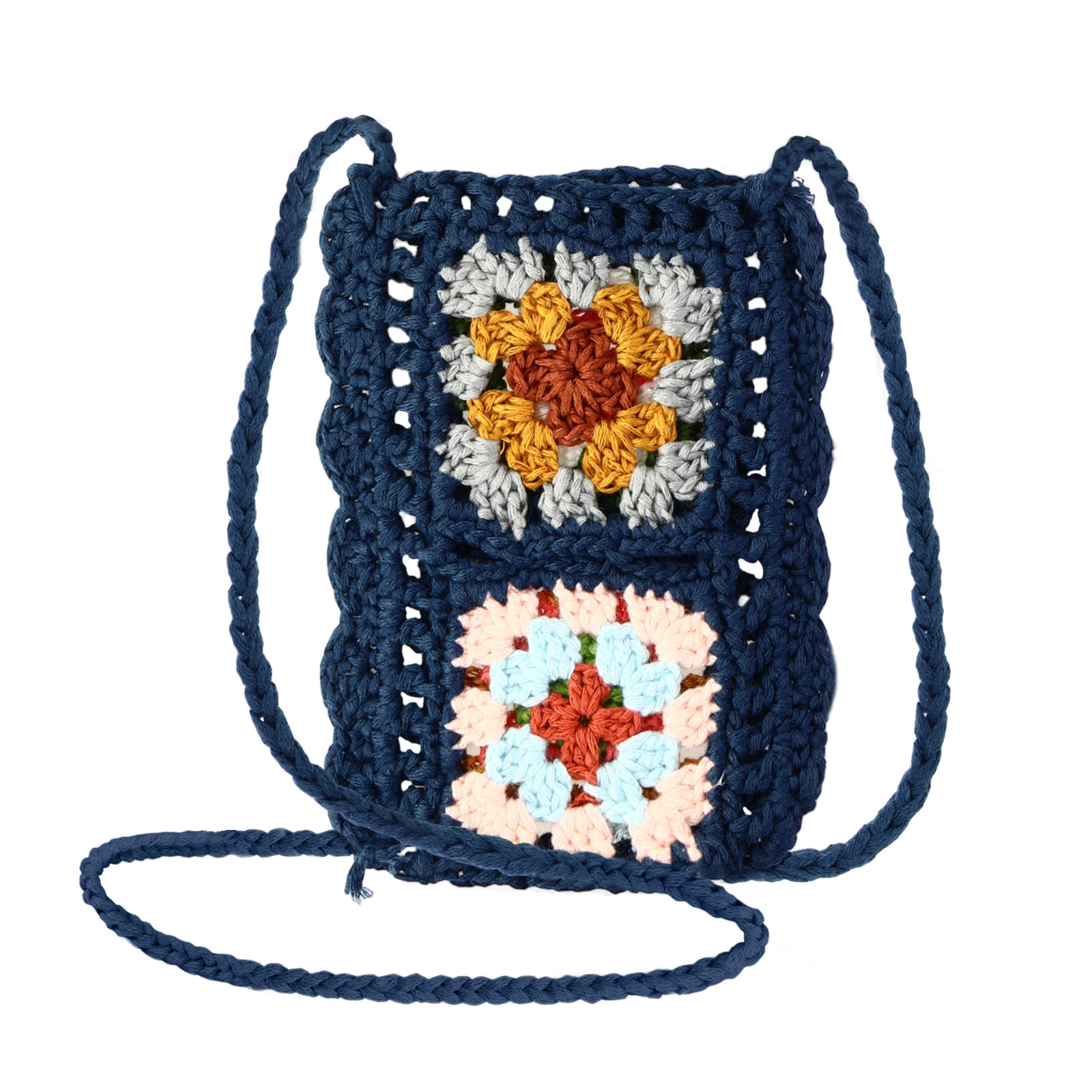 Borsa a tracolla all'uncinetto blu navy con quadrati floreali. La borsa è su sfondo bianco.