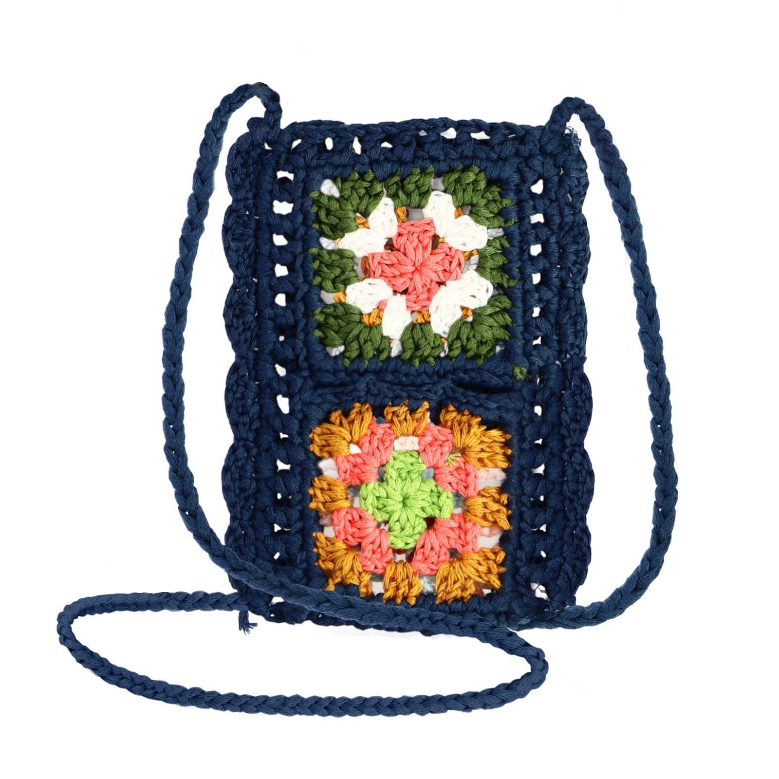 Borsa a tracolla all'uncinetto blu navy con quadrati floreali. La borsa è su sfondo bianco.